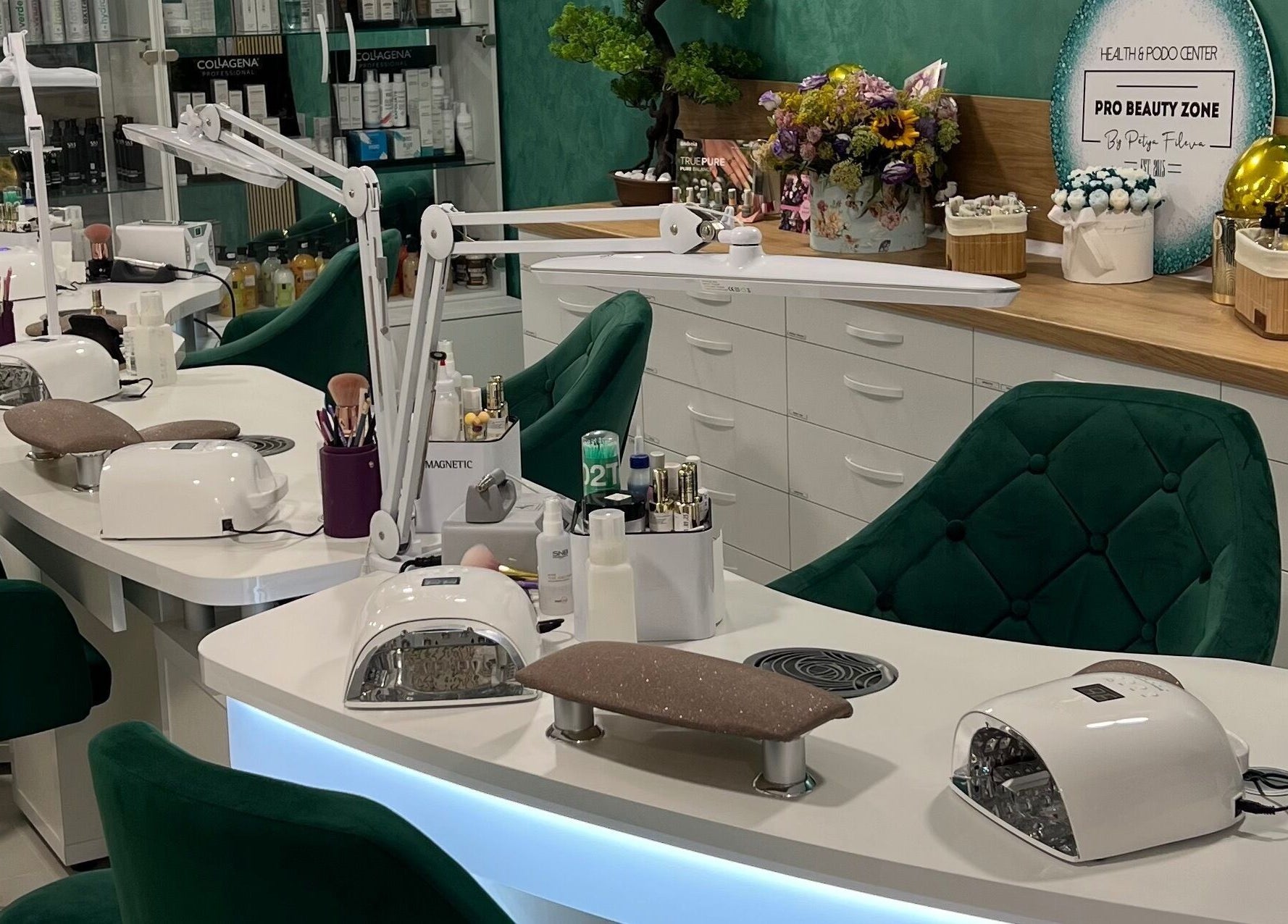 Маникюр станция в Pro Beauty Zone by Petya Fileva, София, Област София, BG, с оборудване и декорации.