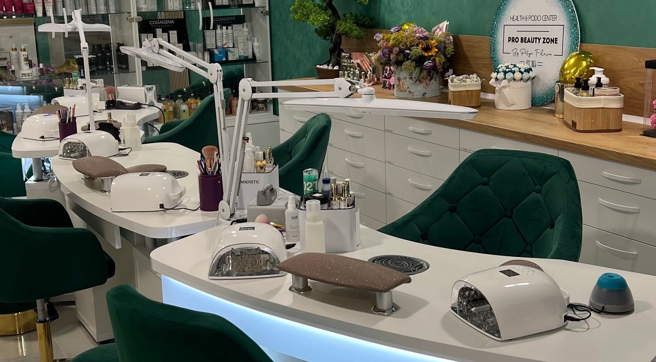 Маникюр станция в Pro Beauty Zone by Petya Fileva, София, Област София, BG, с оборудване и декорации.