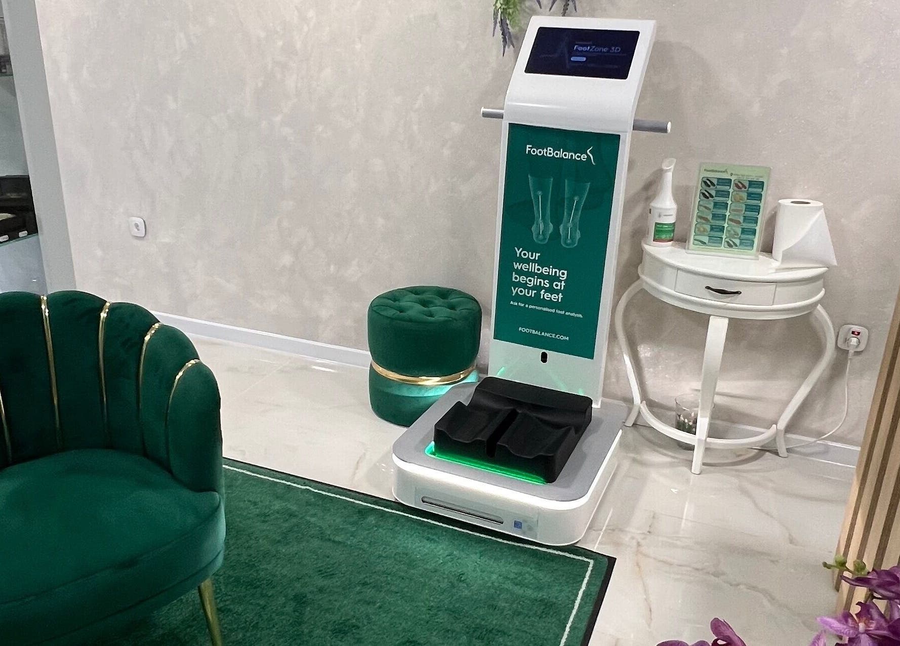 Просторен интериор в Pro Beauty Zone by Petya Fileva, София, Област София, BG с луксозен стол и модерна техника.