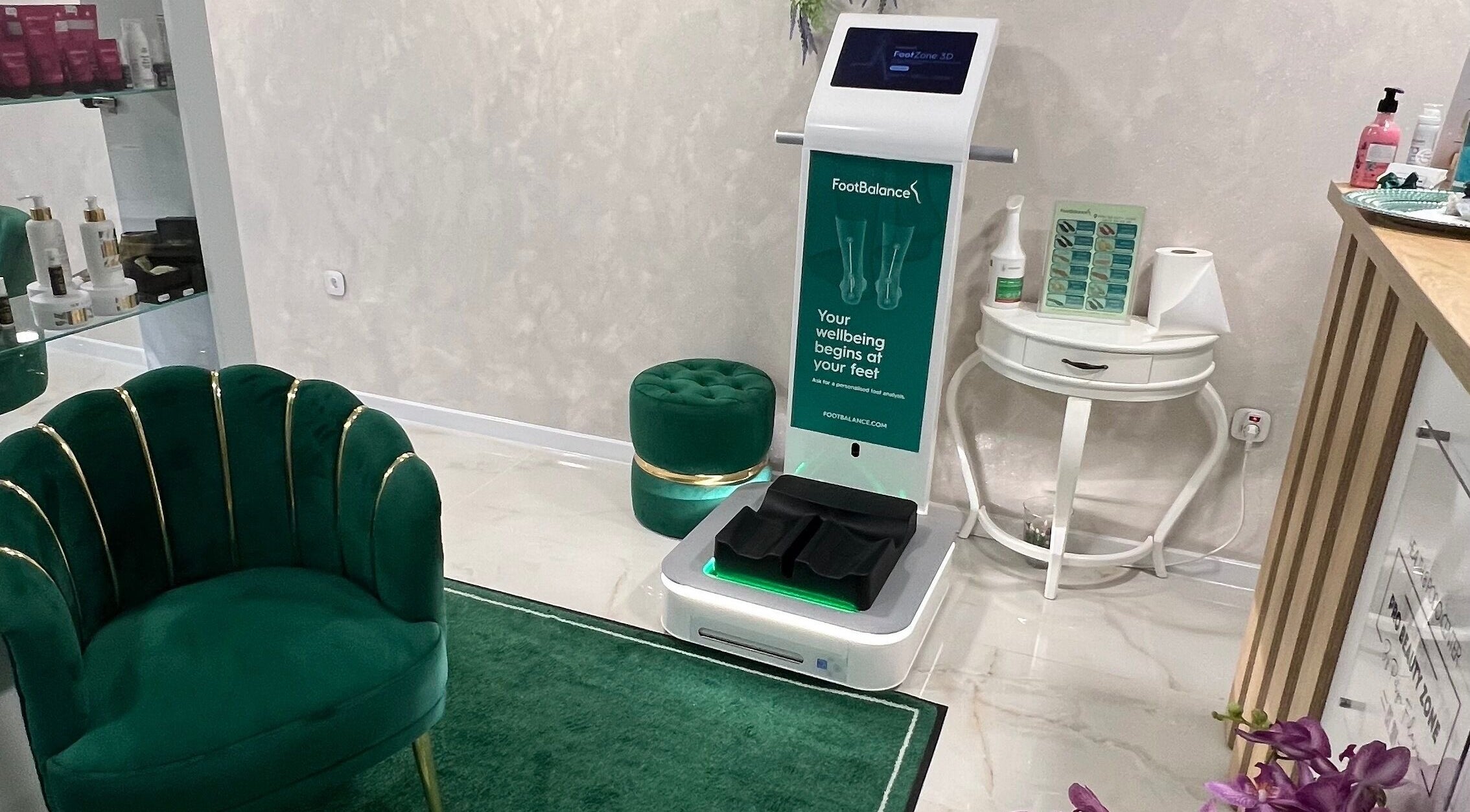 Просторен интериор в Pro Beauty Zone by Petya Fileva, София, Област София, BG с луксозен стол и модерна техника.