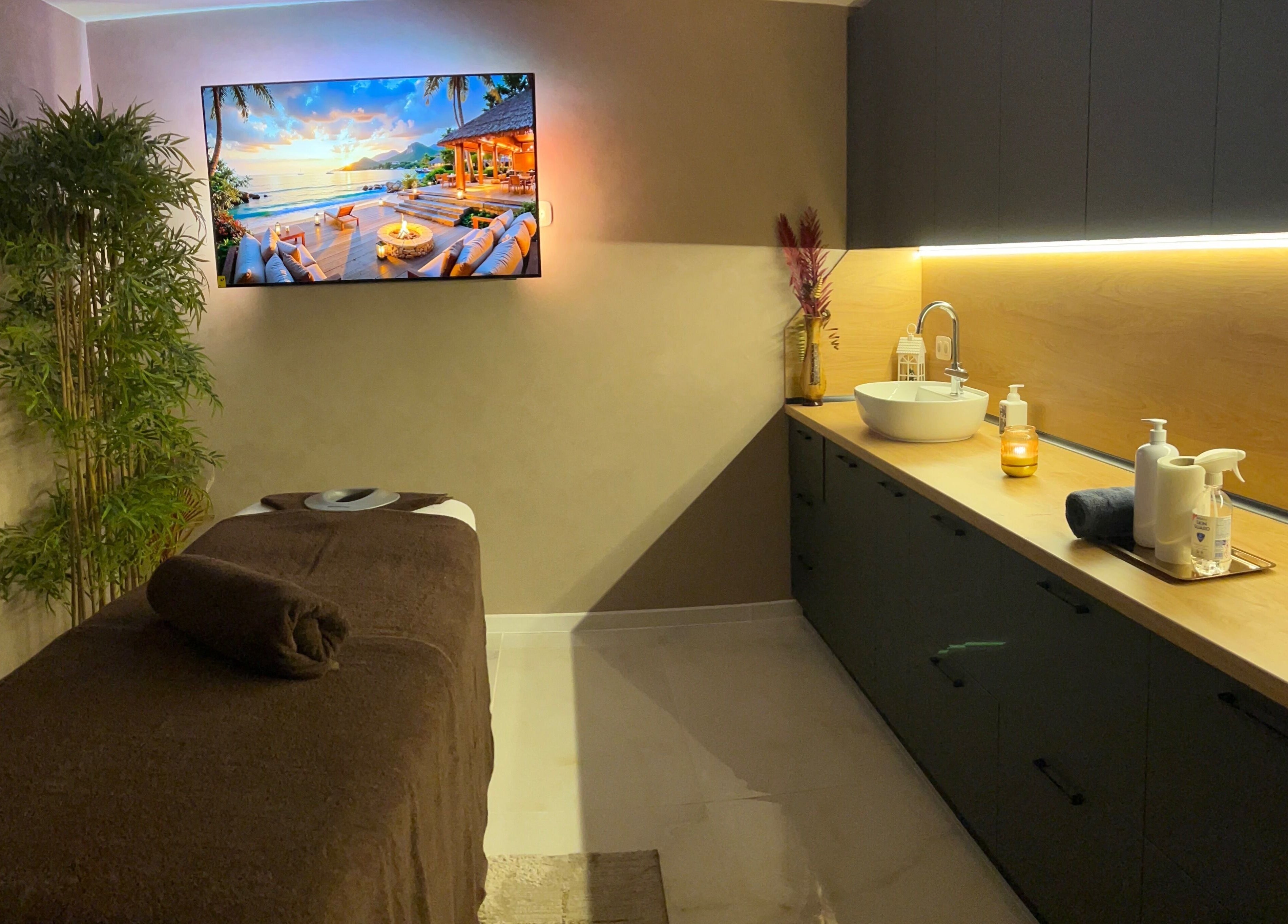 Терапевтична стая в Pro Beauty Zone by Petya Fileva, София, Област София, BG, с масажна маса и декорации.