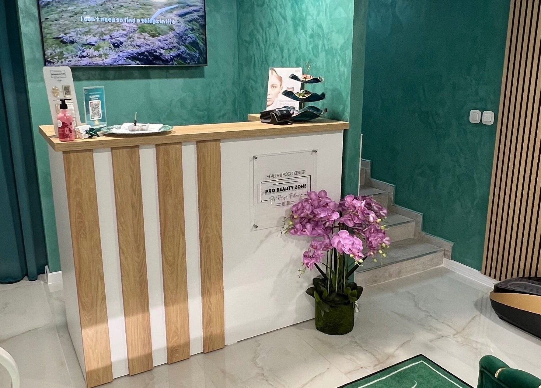 Приемна на Pro Beauty Zone by Petya Fileva в София, Област София, BG с модерен дизайн и цветя.