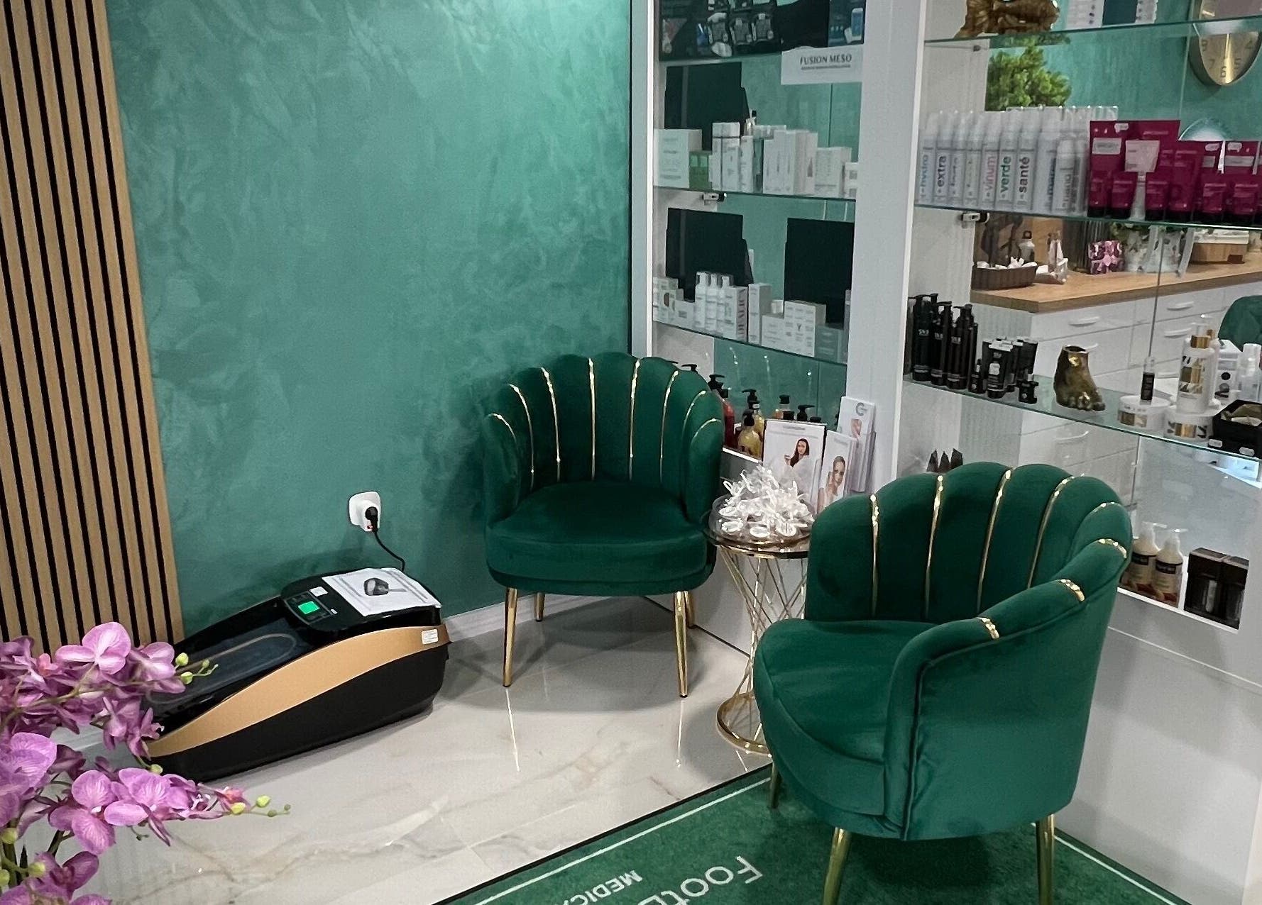 Интериор на Pro Beauty Zone by Petya Fileva със зелени кресла, София, Област София, BG.