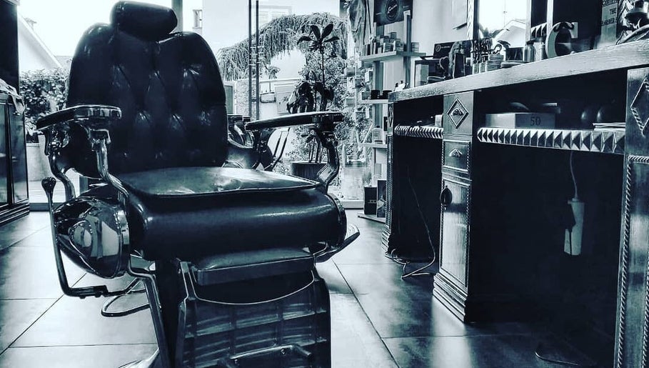 Cadeira vintage no salão Hairstyle Belcharles, Braga, Braga, PT, destacando conforto e elegância.
