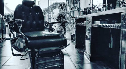 Cadeira vintage no salão Hairstyle Belcharles, Braga, Braga, PT, destacando conforto e elegância.