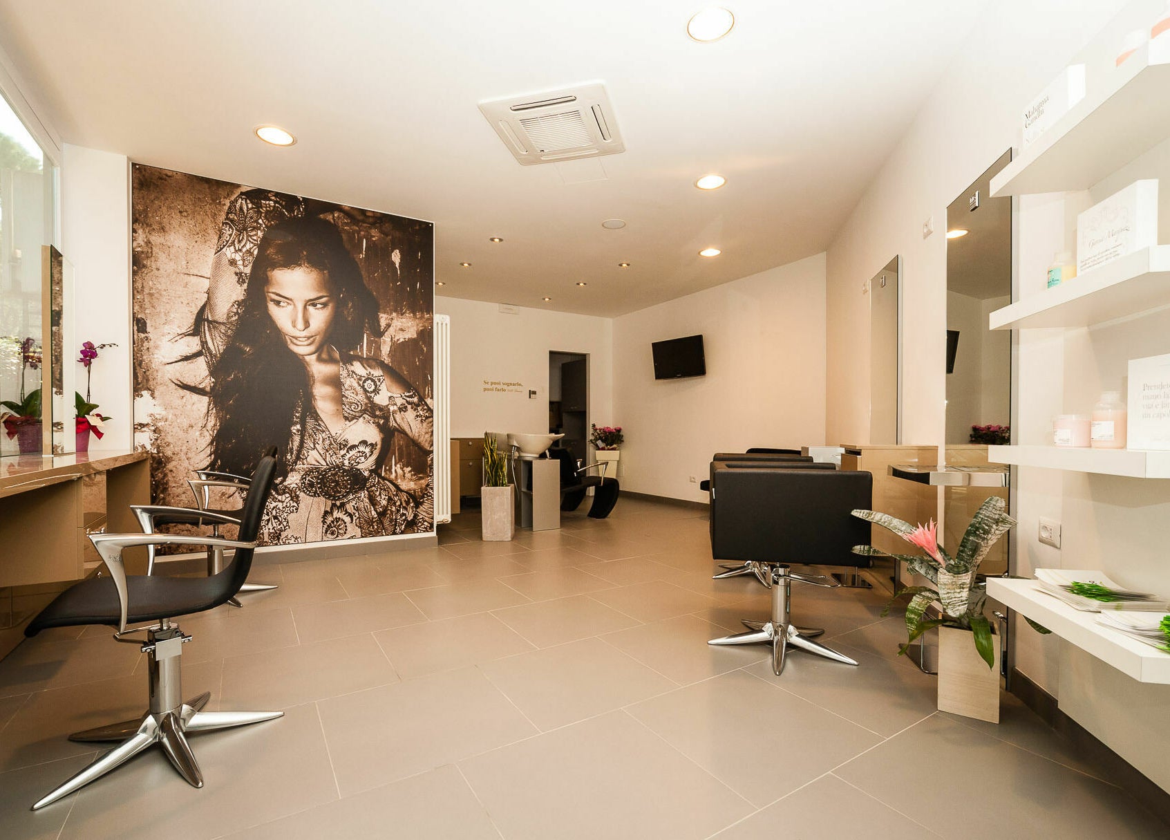 Interno moderno di Acconciature Soleluna a Cervia, Emilia-Romagna, IT, con arredamento elegante e dettagli artistici.