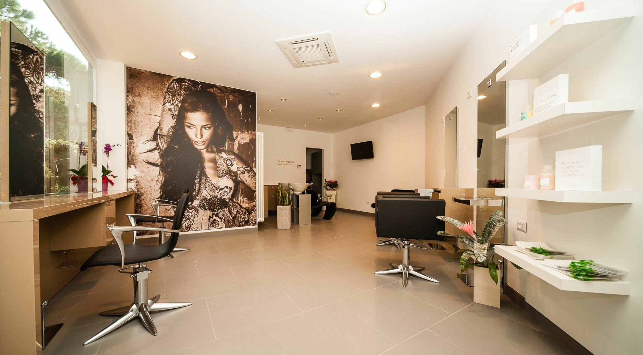 Interno moderno di Acconciature Soleluna a Cervia, Emilia-Romagna, IT, con arredamento elegante e dettagli artistici.