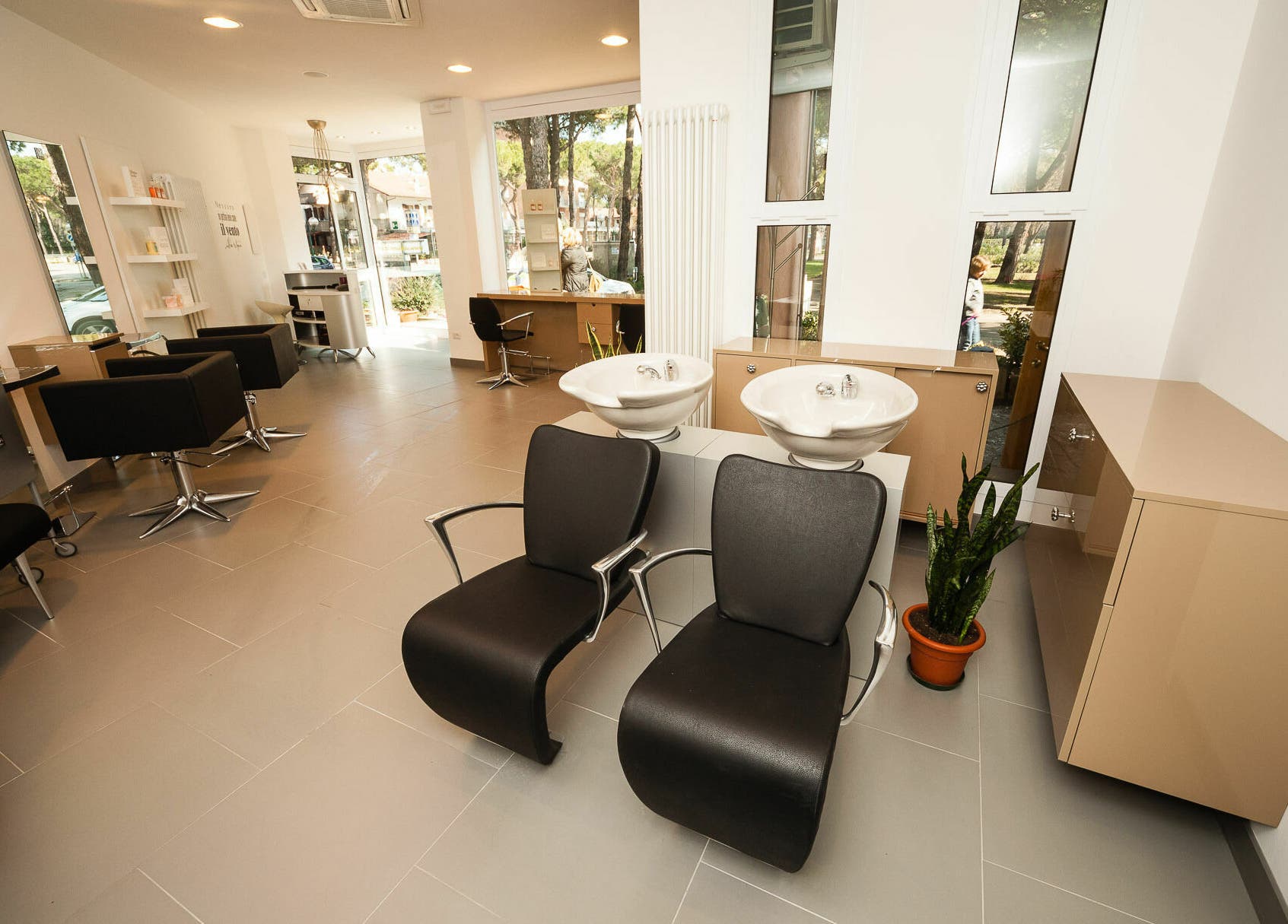 Interno moderno di Acconciature Soleluna, Cervia, Emilia-Romagna, IT, con poltrone e lavabo.