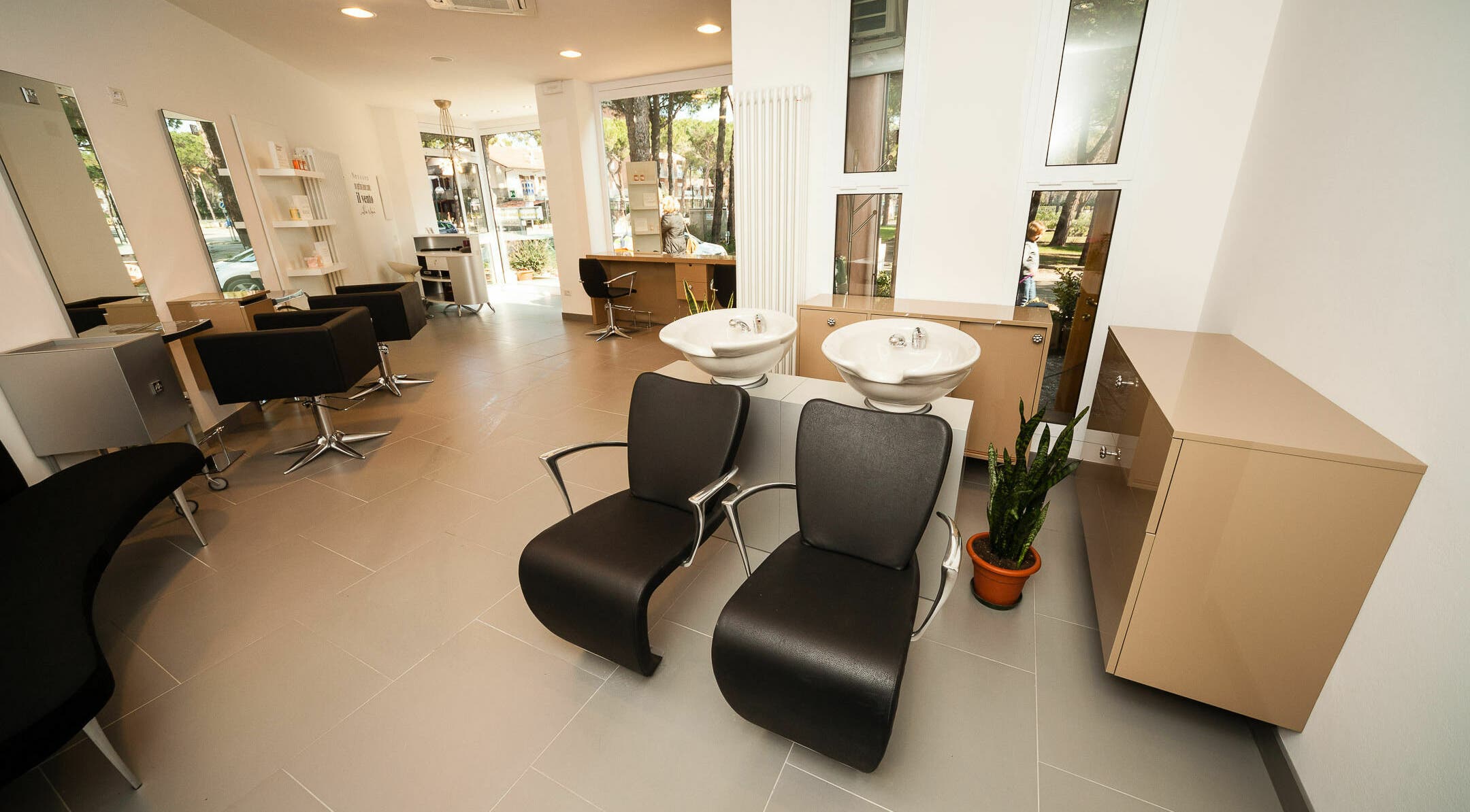 Interno moderno di Acconciature Soleluna, Cervia, Emilia-Romagna, IT, con poltrone e lavabo.