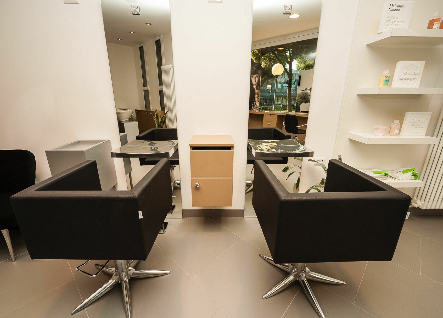 Interno moderno di Acconciature Soleluna a Cervia, Emilia-Romagna, IT con poltrone design e specchi raffinati.