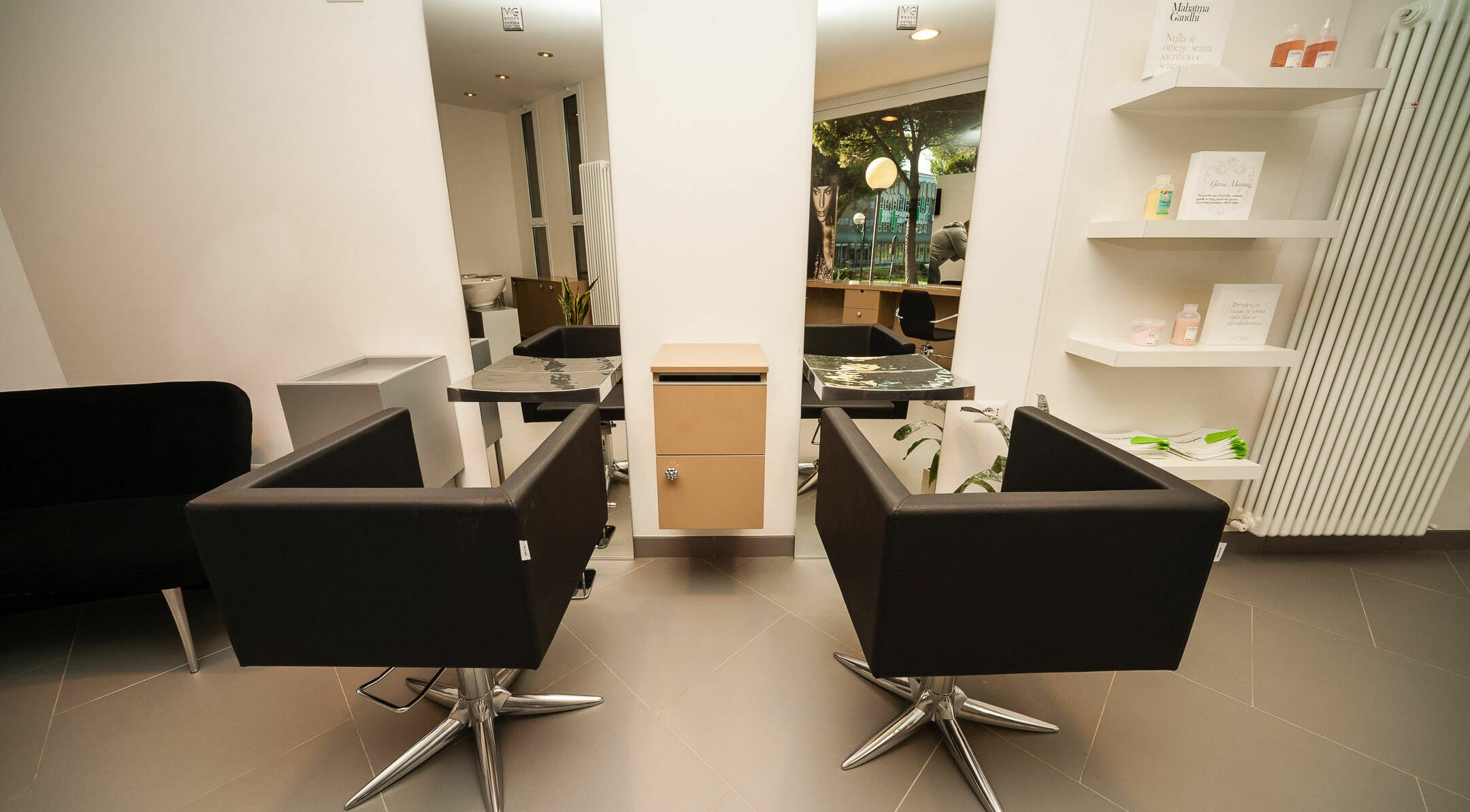 Interno moderno di Acconciature Soleluna a Cervia, Emilia-Romagna, IT con poltrone design e specchi raffinati.