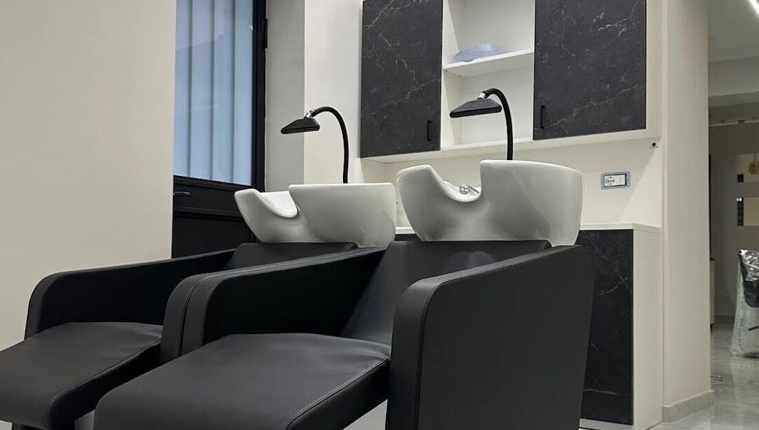 Postazione shampoo elegante presso Josmen, San Gennaro Vesuviano, Campania, IT. Design moderno e comfort.