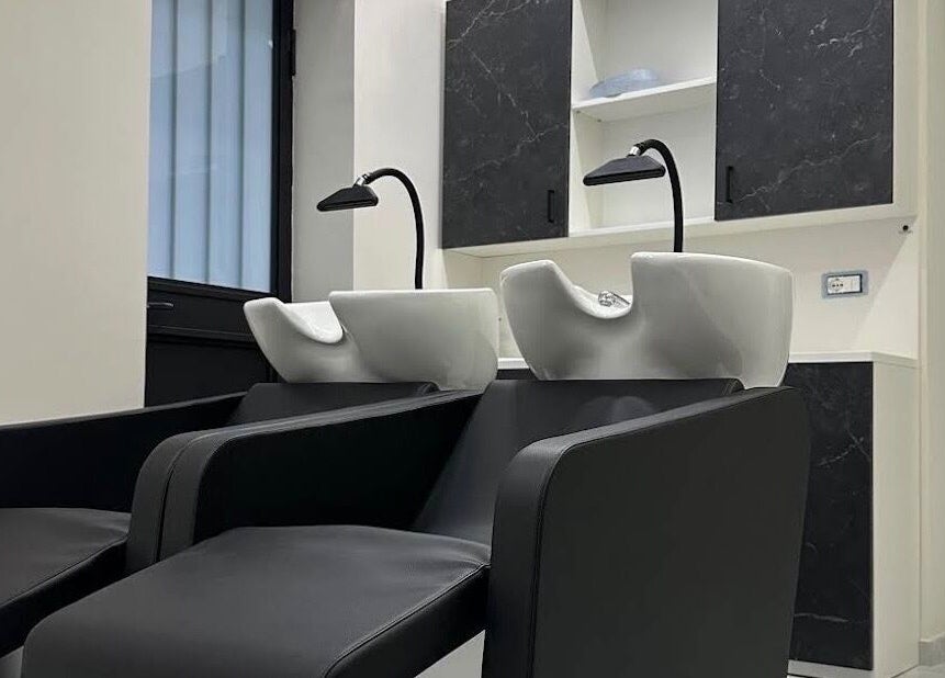 Postazione shampoo elegante presso Josmen, San Gennaro Vesuviano, Campania, IT. Design moderno e comfort.