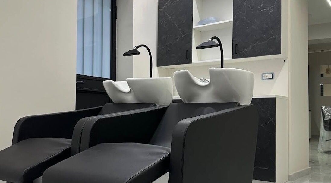 Postazione shampoo elegante presso Josmen, San Gennaro Vesuviano, Campania, IT. Design moderno e comfort.