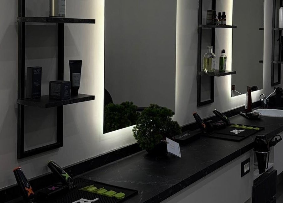 Toletta di lusso presso Josmen, San Gennaro Vesuviano, Campania, IT, con specchio retroilluminato.