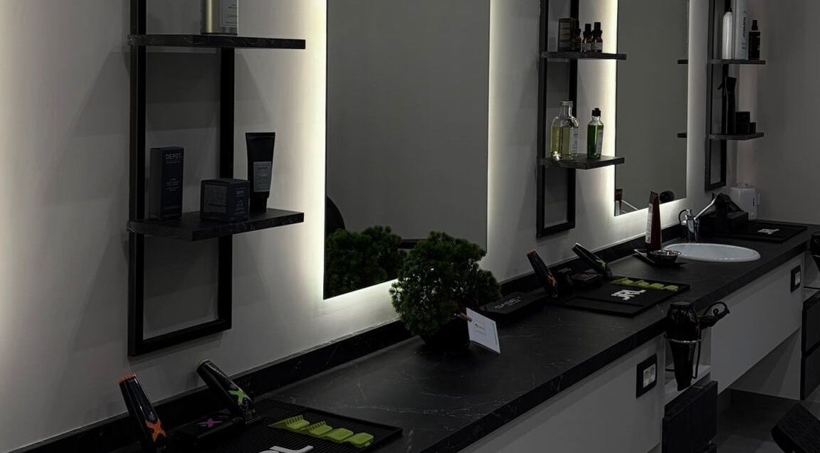 Toletta di lusso presso Josmen, San Gennaro Vesuviano, Campania, IT, con specchio retroilluminato.