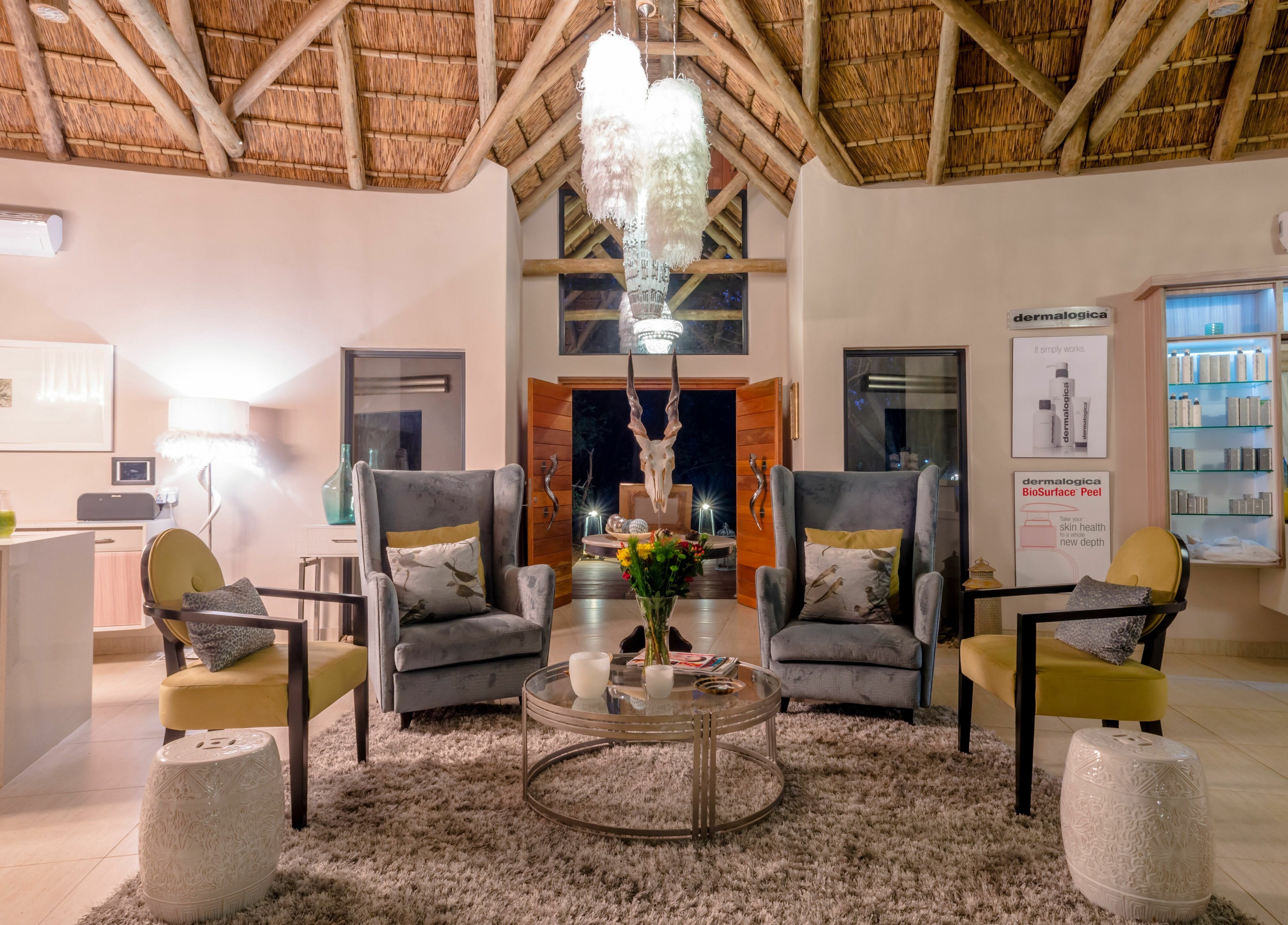 Relaxed seating area at AM Spa Hoedspruit, Hoedspruit, Limpopo, ZA exuding warmth and elegance.