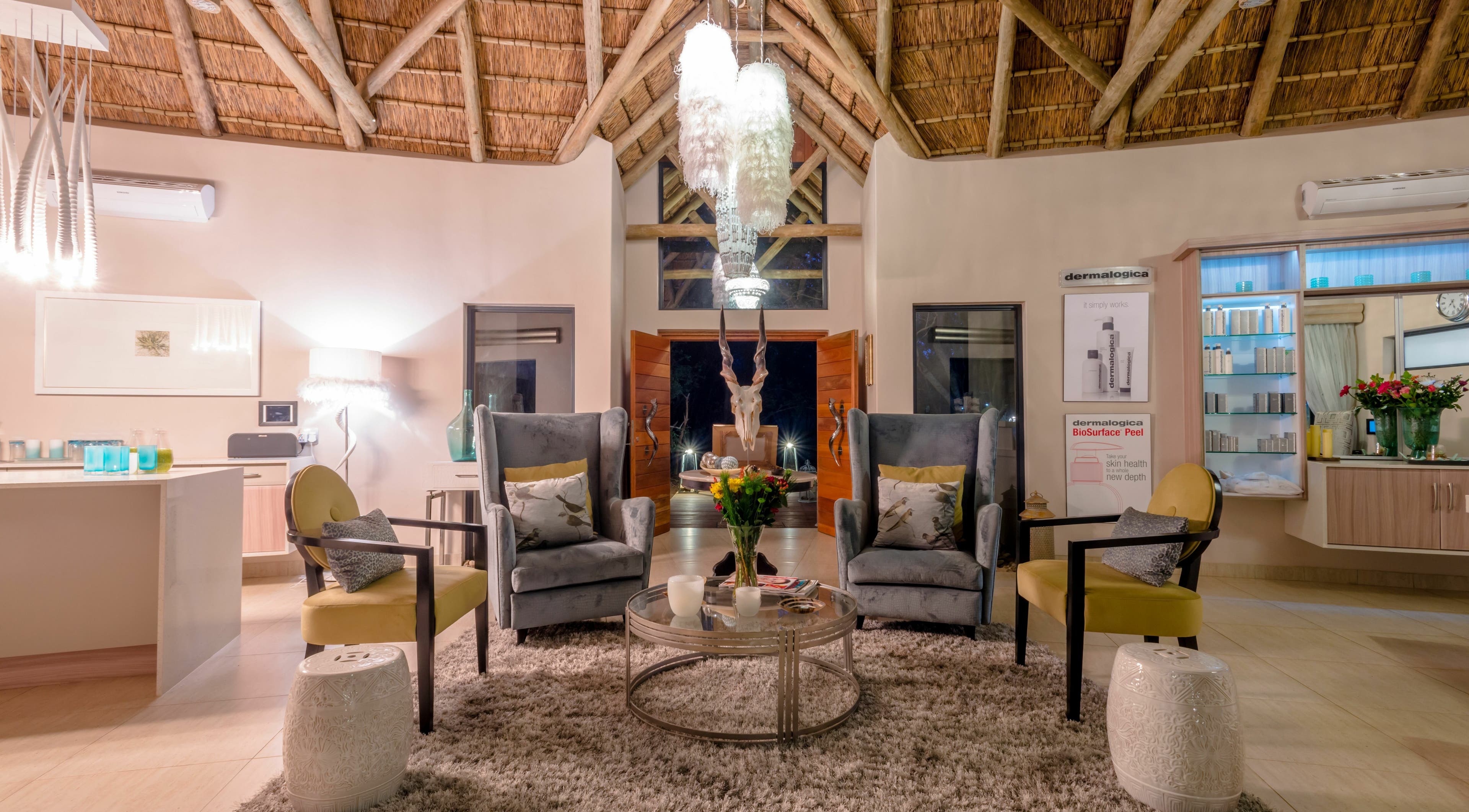 Relaxed seating area at AM Spa Hoedspruit, Hoedspruit, Limpopo, ZA exuding warmth and elegance.