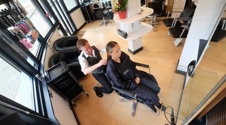 Neil Curry Hairdressing ltd afbeelding 2
