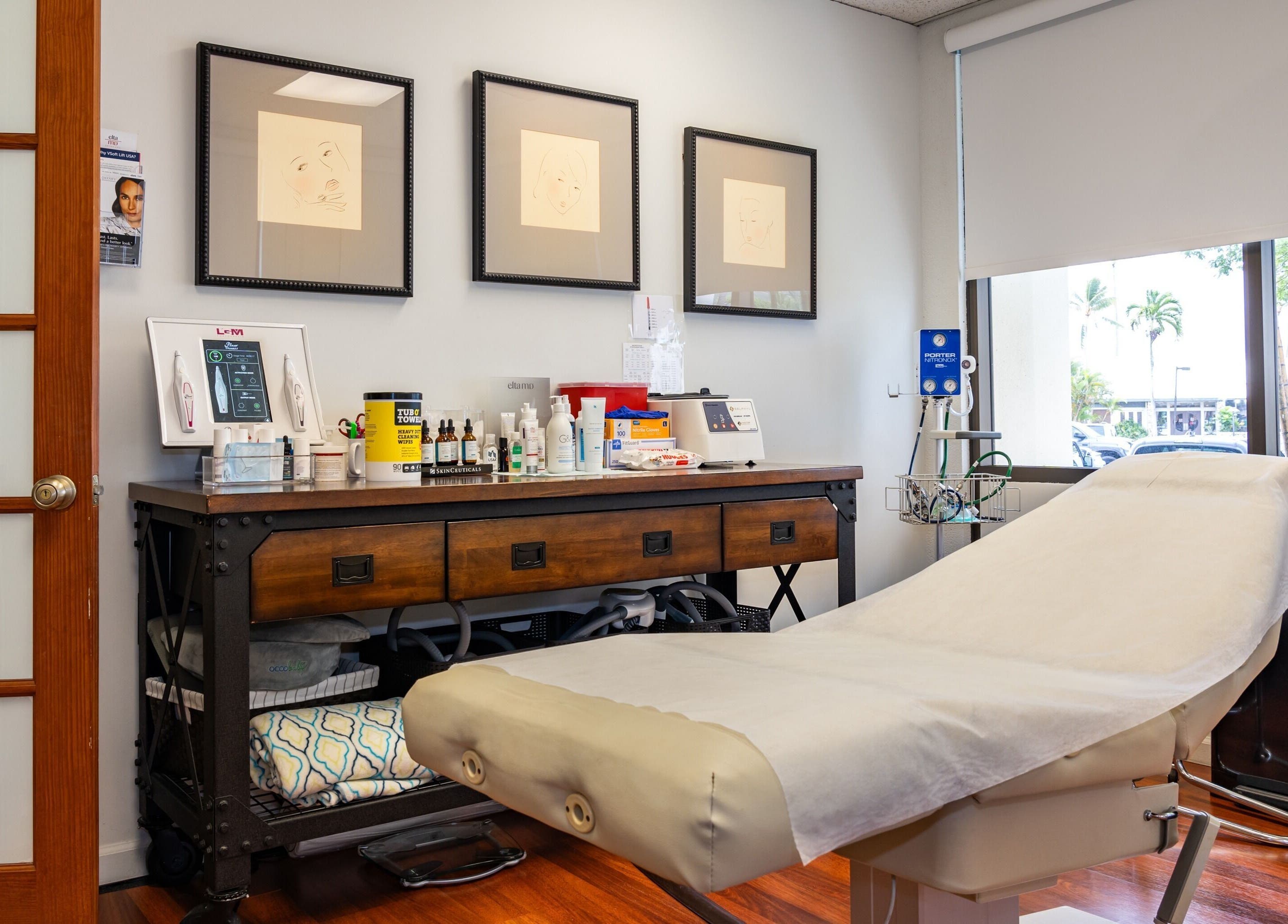 Cozy treatment room at Enhance Hawaii, Kailua, Hawaii, US with a comfortable spa bed and modern equipment.