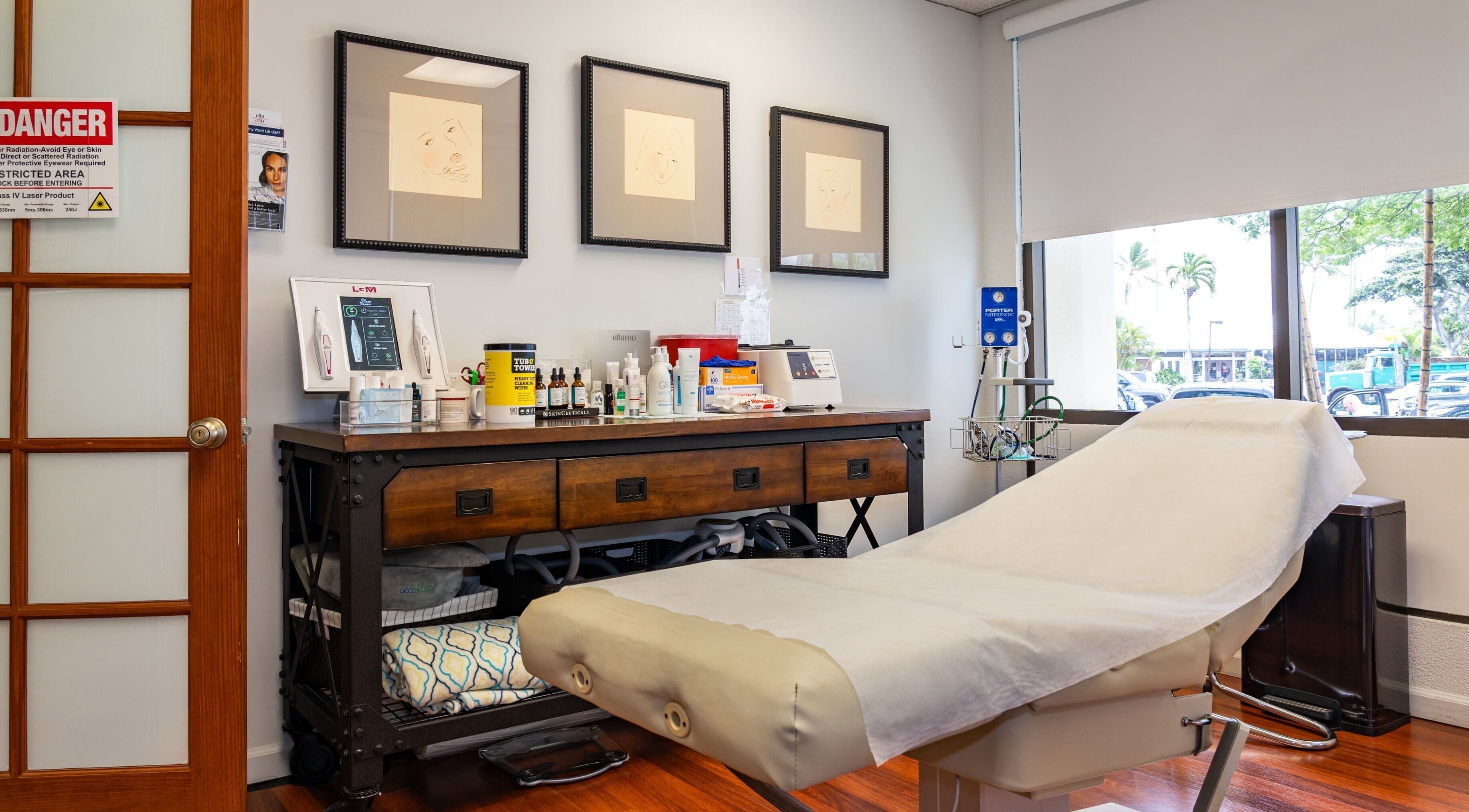 Cozy treatment room at Enhance Hawaii, Kailua, Hawaii, US with a comfortable spa bed and modern equipment.