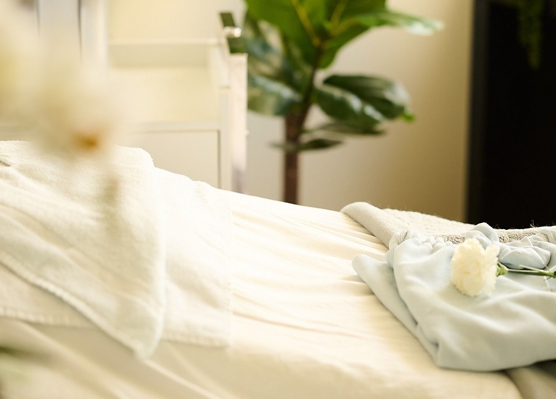 Relaxing spa bed at Enhance Hawaiʻi in Kailua, Hawaii, US with soft linens and a serene atmosphere.