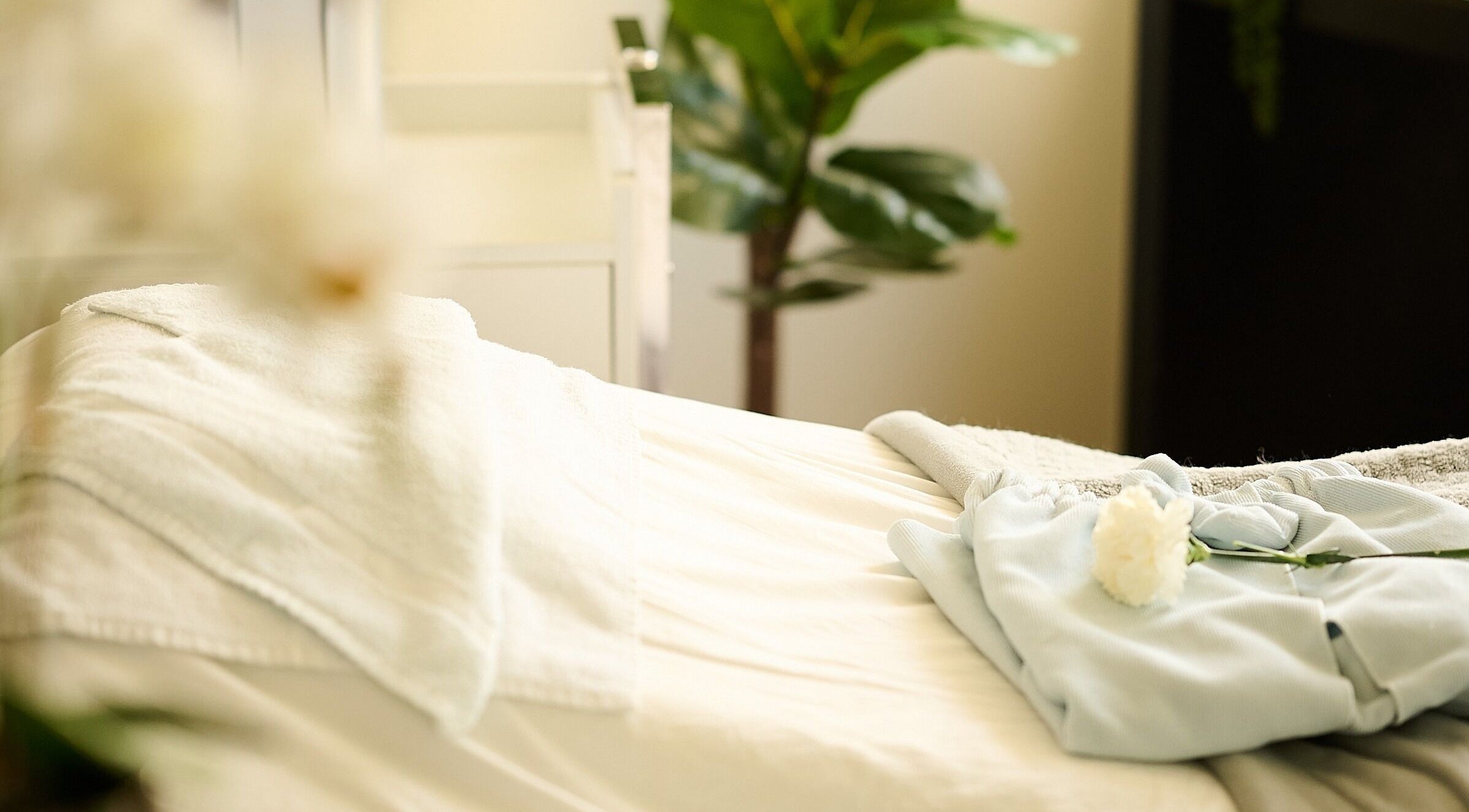 Relaxing spa bed at Enhance Hawaiʻi in Kailua, Hawaii, US with soft linens and a serene atmosphere.