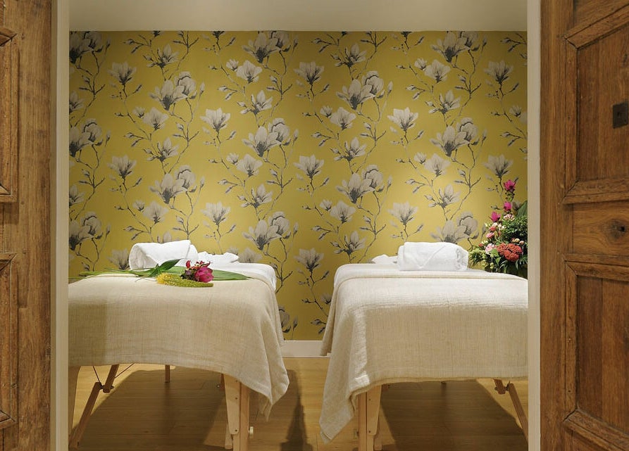 Dubbele behandeltafels bij Spa Manda in Haarlem, Noord-Holland, NL met bloemenmuur als achtergrond.