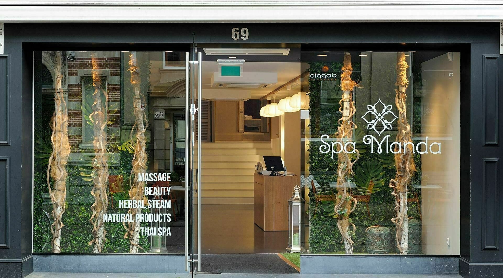 Voorkant van Spa Manda in Haarlem, Noord-Holland, NL met moderne ingang en uitnodigende sfeer.