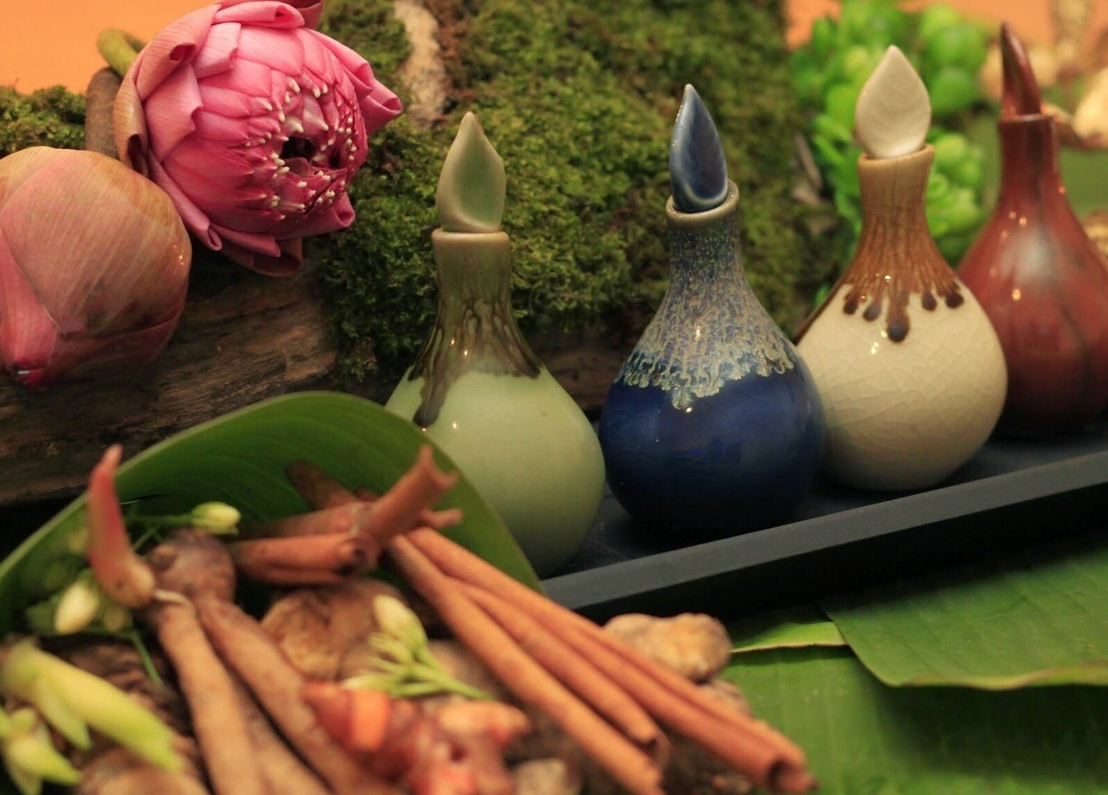 Rustiek decor bij Spa Manda, Haarlem, Noord-Holland, NL met aromatherapieflessen en kleurrijke bloemen.