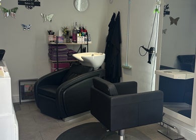 Sophisticated interior of Shellee at Salon 31, Hempstead, England, GB, featuring modern hair salon equipment.