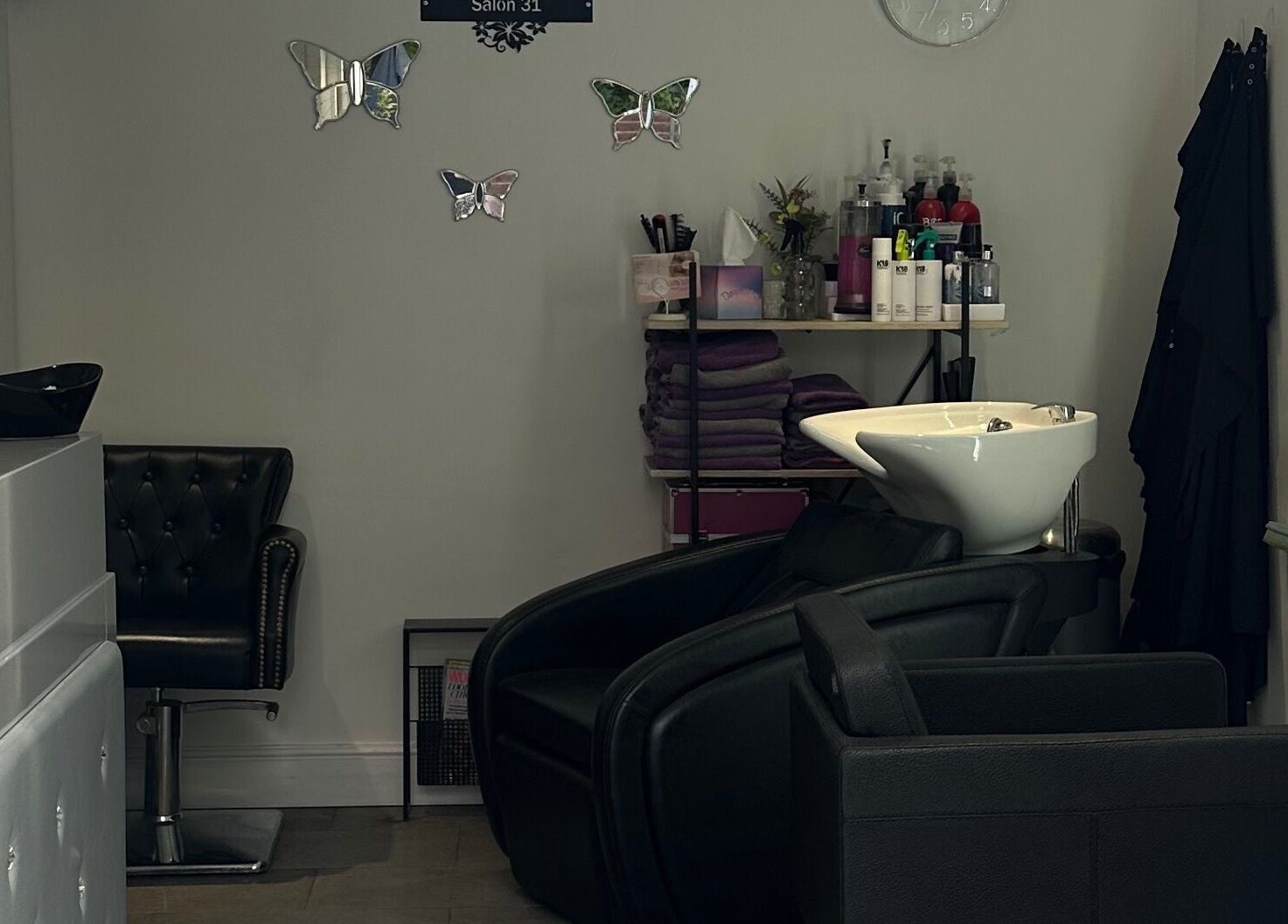 Sophisticated interior of Shellee at Salon 31 in Hempstead, England, GB featuring chic black furniture.