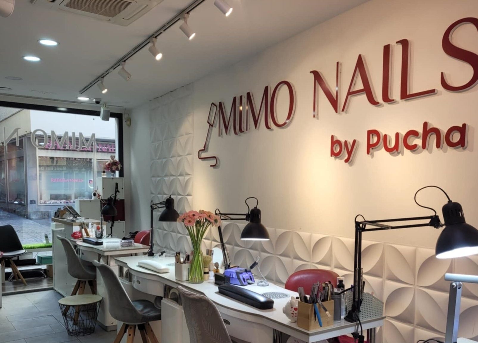 Innenansicht von Mimonails Luzern in Luzern, Luzern, CH, stilvolles Nagelstudio mit moderner Einrichtung.