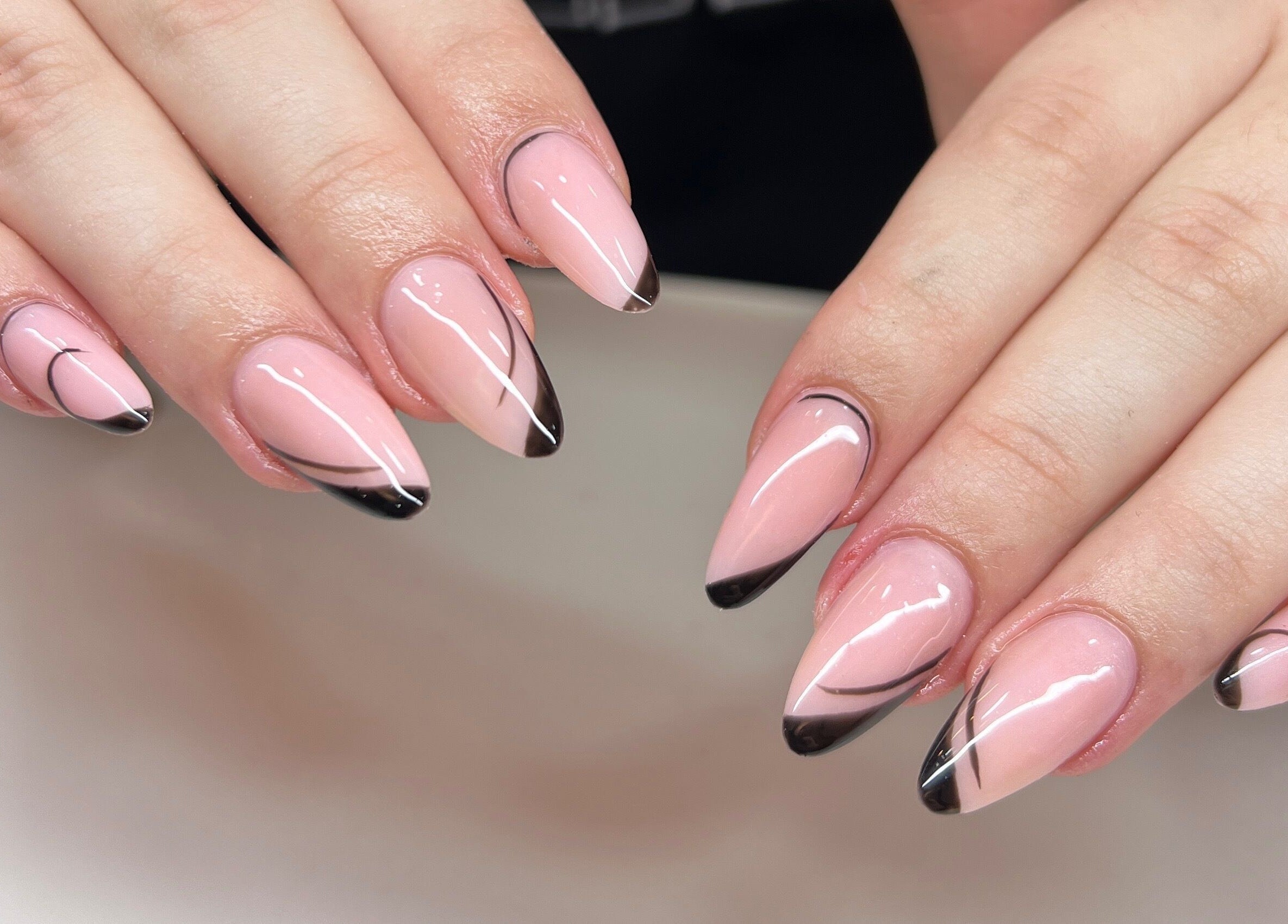 Elegante French-Maniküre bei Mimonails Luzern, Luzern, CH, mit rosa und schwarzen Spitzen.