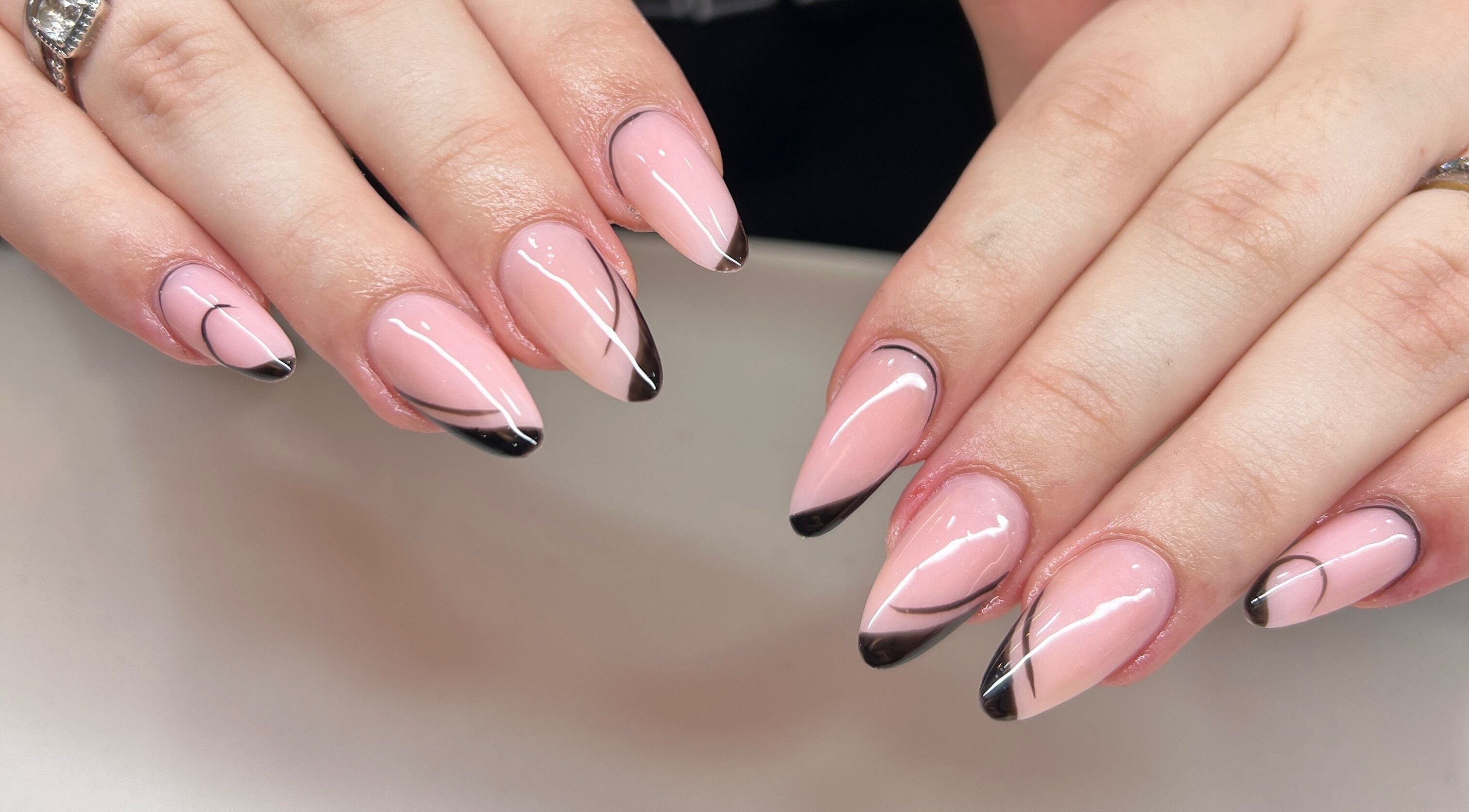 Elegante French-Maniküre bei Mimonails Luzern, Luzern, CH, mit rosa und schwarzen Spitzen.