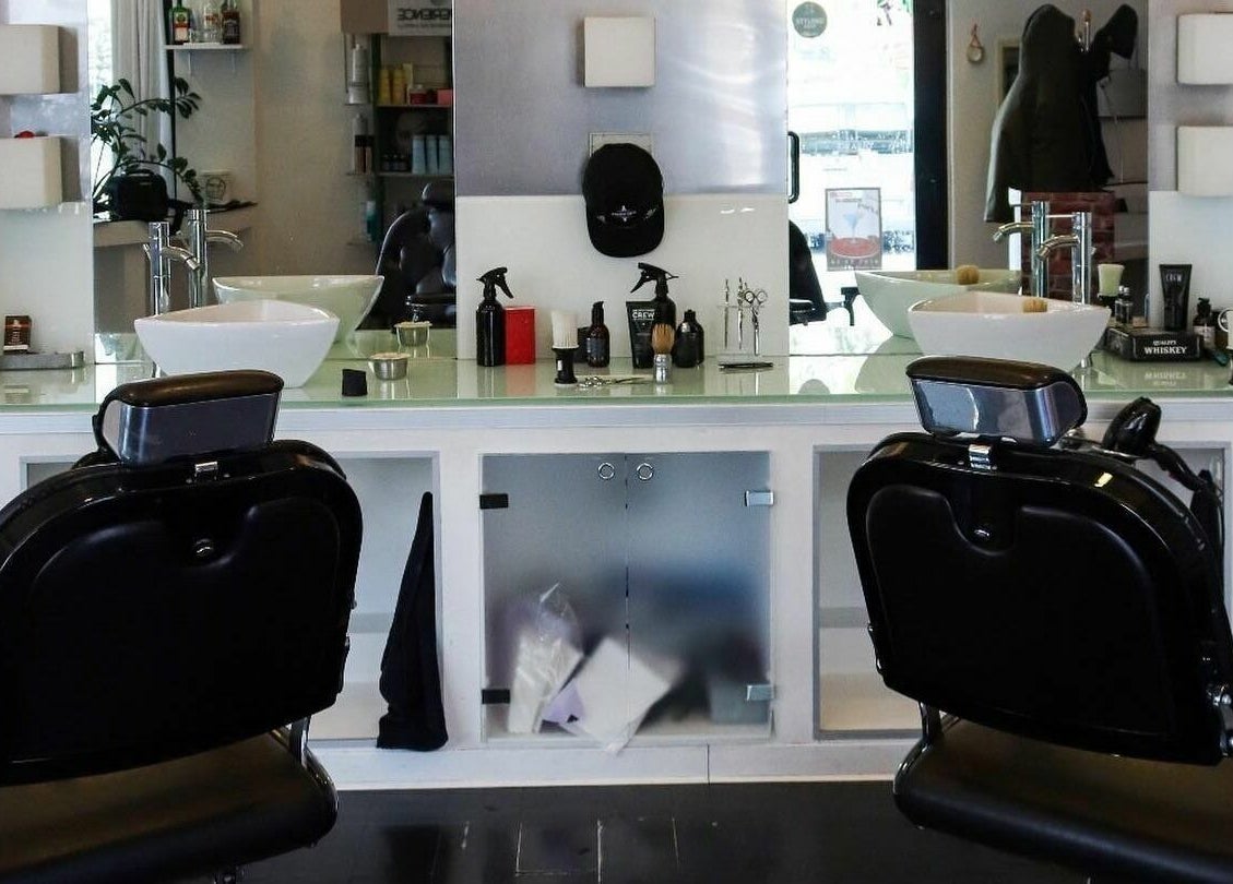 Interno elegante di Modo Central Barbieria, situata a Porto Sant'Elpidio, Marche, IT, con postazione taglio.