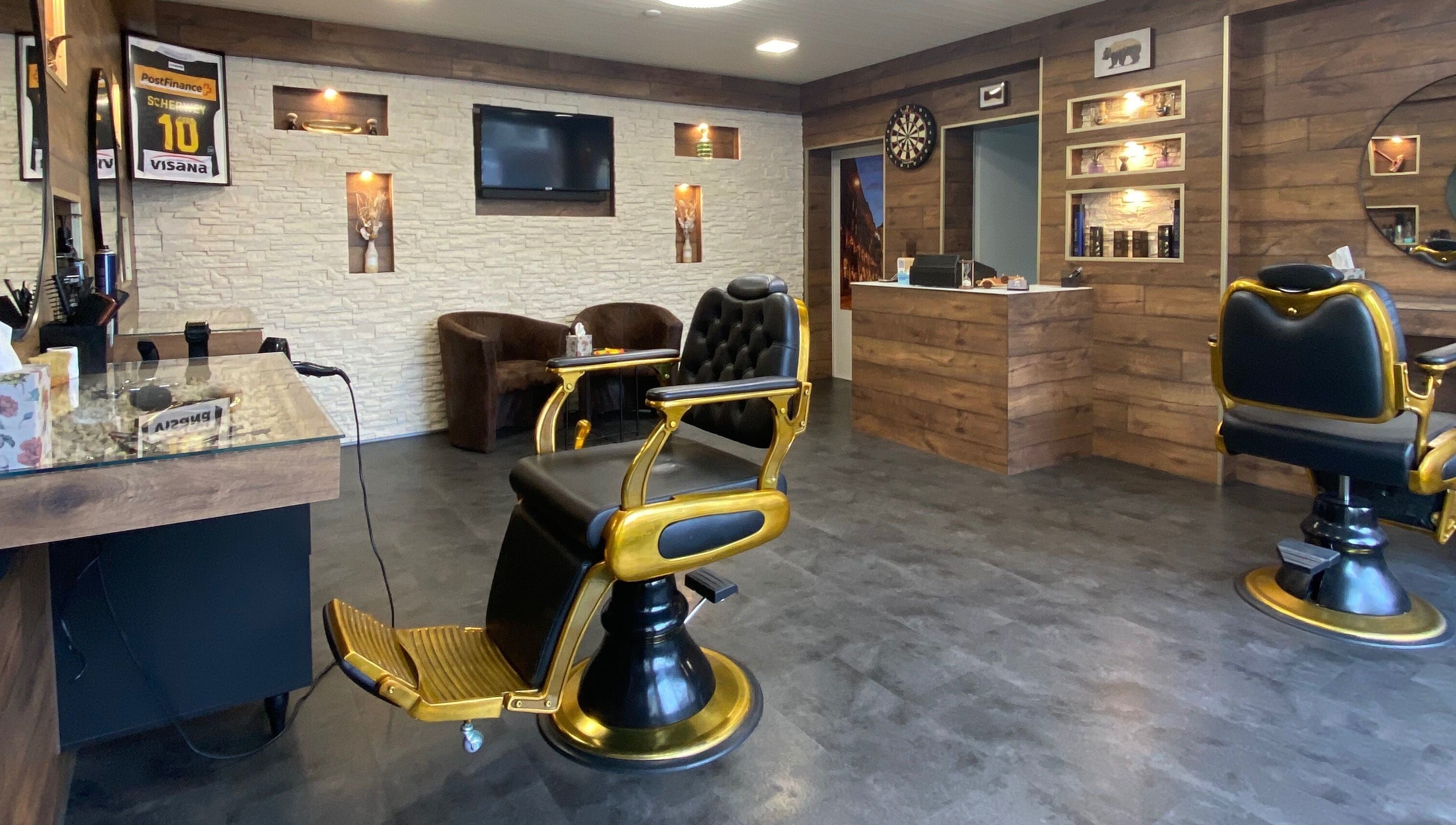 Innenansicht von Shiraz Barber in Bern, Bern, CH mit stilvollen Friseurstühlen und moderner Einrichtung.