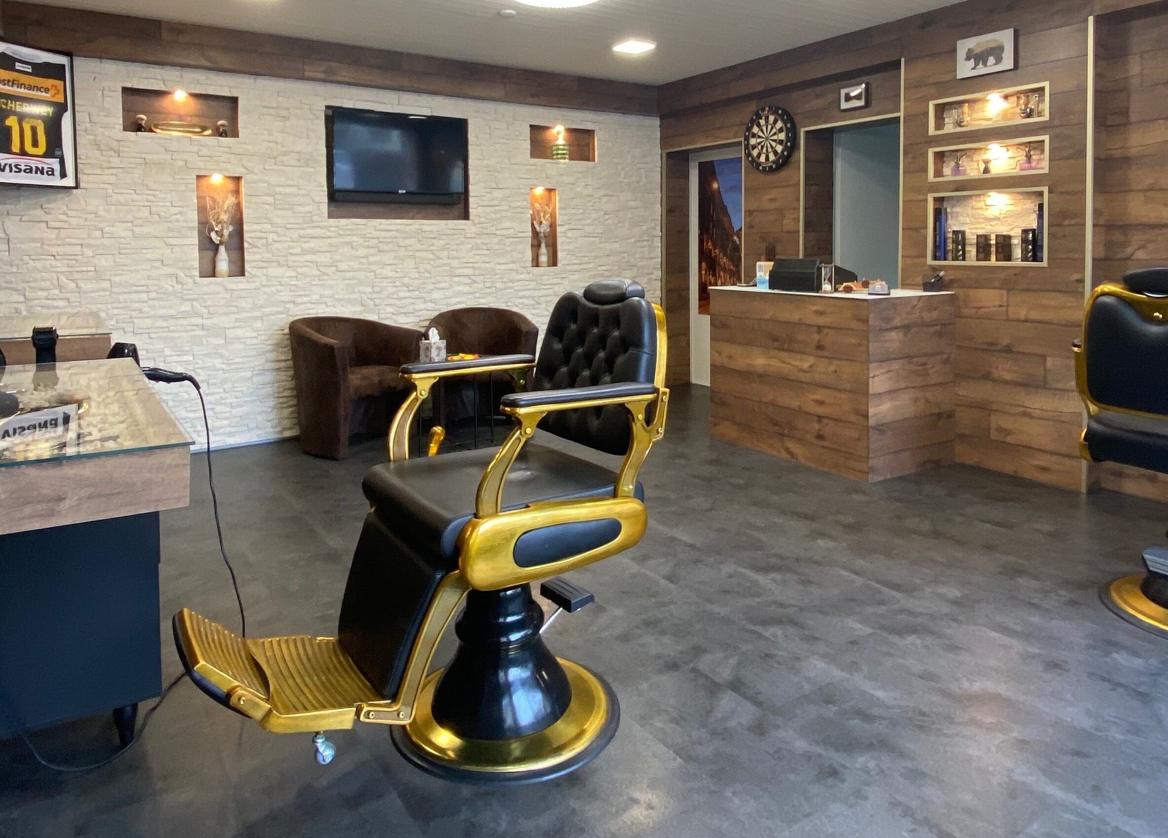 Innenansicht von Shiraz Barber in Bern, Bern, CH mit stilvollen Friseurstühlen und moderner Einrichtung.