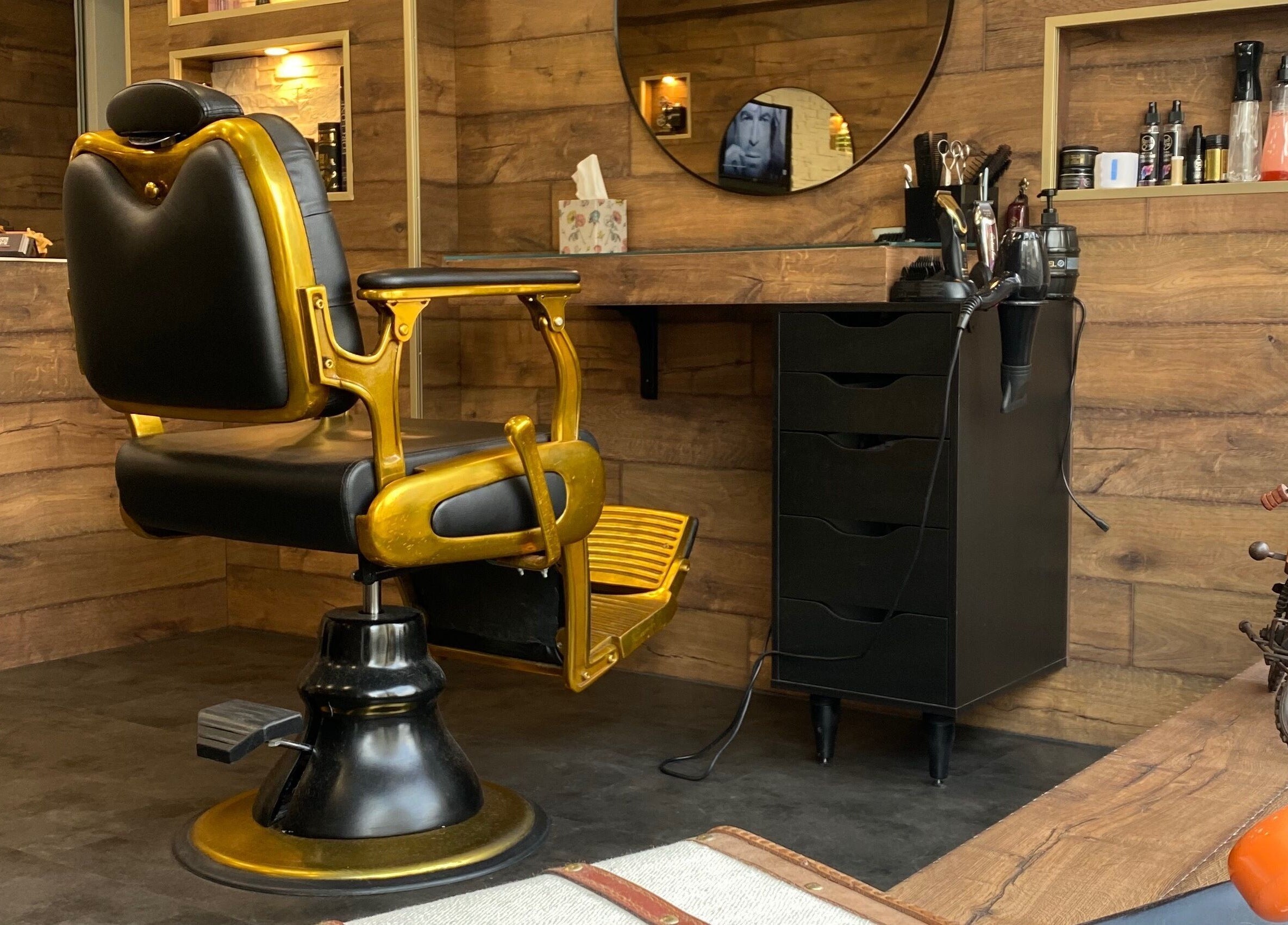 Eleganter Innenraum von Shiraz Barber in Bern, Bern, CH mit einem stilvollen Friseurstuhl und modernen Einrichtungen.