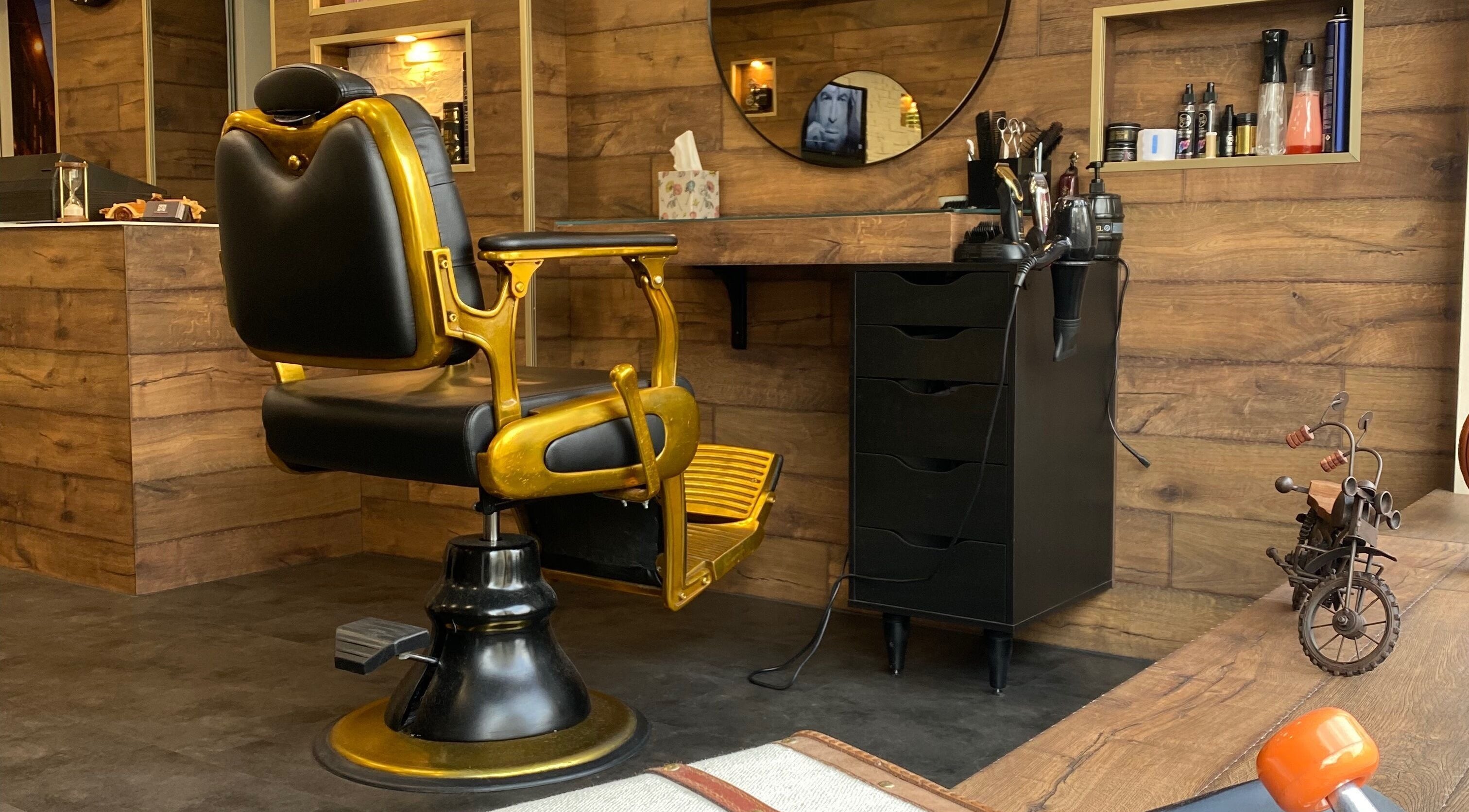 Eleganter Innenraum von Shiraz Barber in Bern, Bern, CH mit einem stilvollen Friseurstuhl und modernen Einrichtungen.