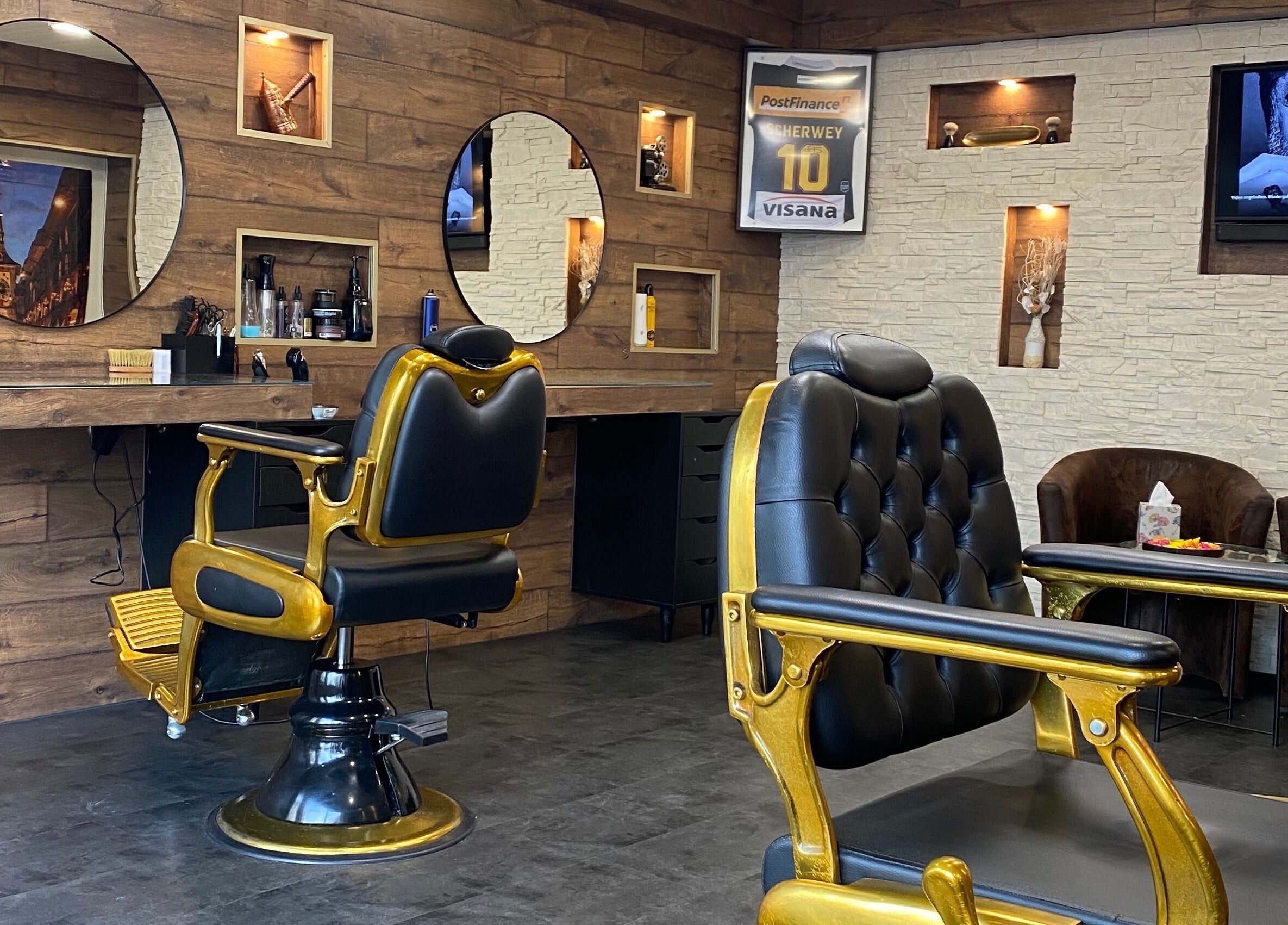 Innenansicht von Shiraz Barber in Bern, Bern, CH mit luxuriösen Barberstühlen und stilvoller Dekoration.