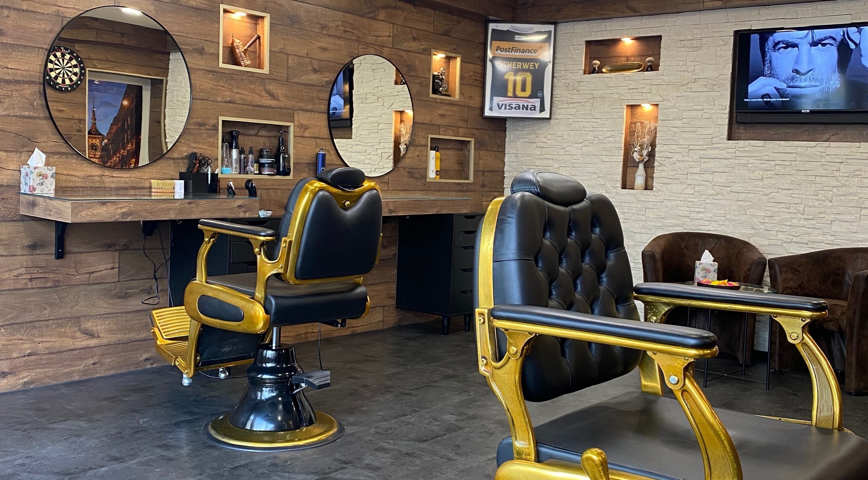 Innenansicht von Shiraz Barber in Bern, Bern, CH mit luxuriösen Barberstühlen und stilvoller Dekoration.