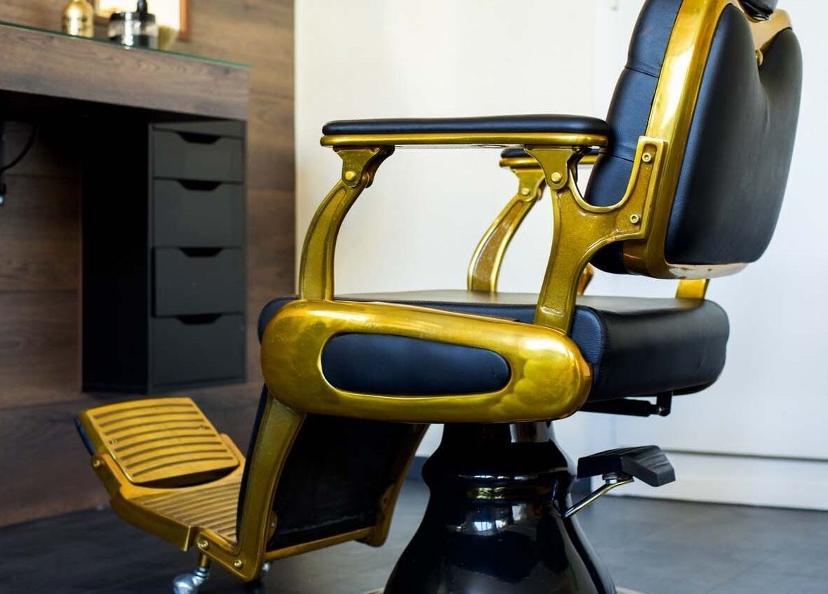 Goldener Friseurstuhl bei Shiraz Barber, Bern, Bern, CH für stilvolle Haarpflege.