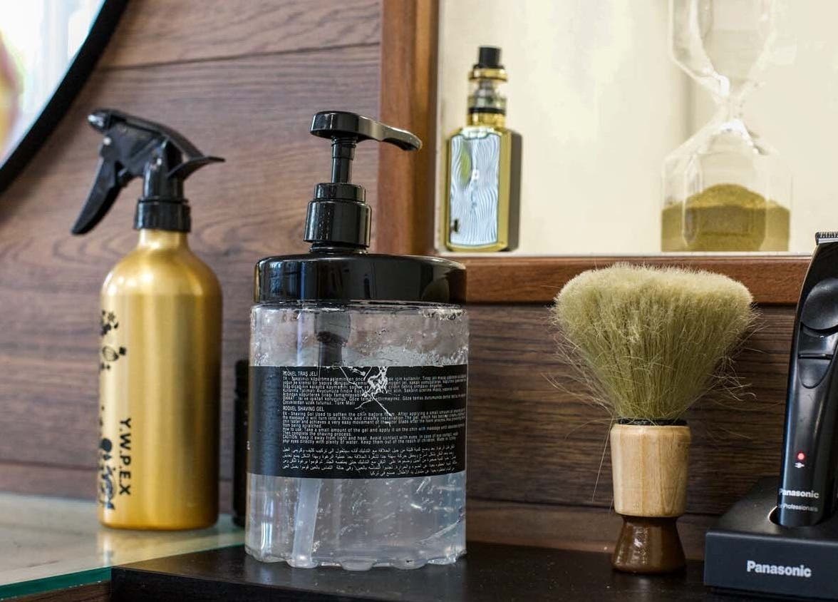 Produkte bei Shiraz Barber in Bern, Bern, CH, umfassen Rasiergel, Bürste und Haarschneidemaschine.