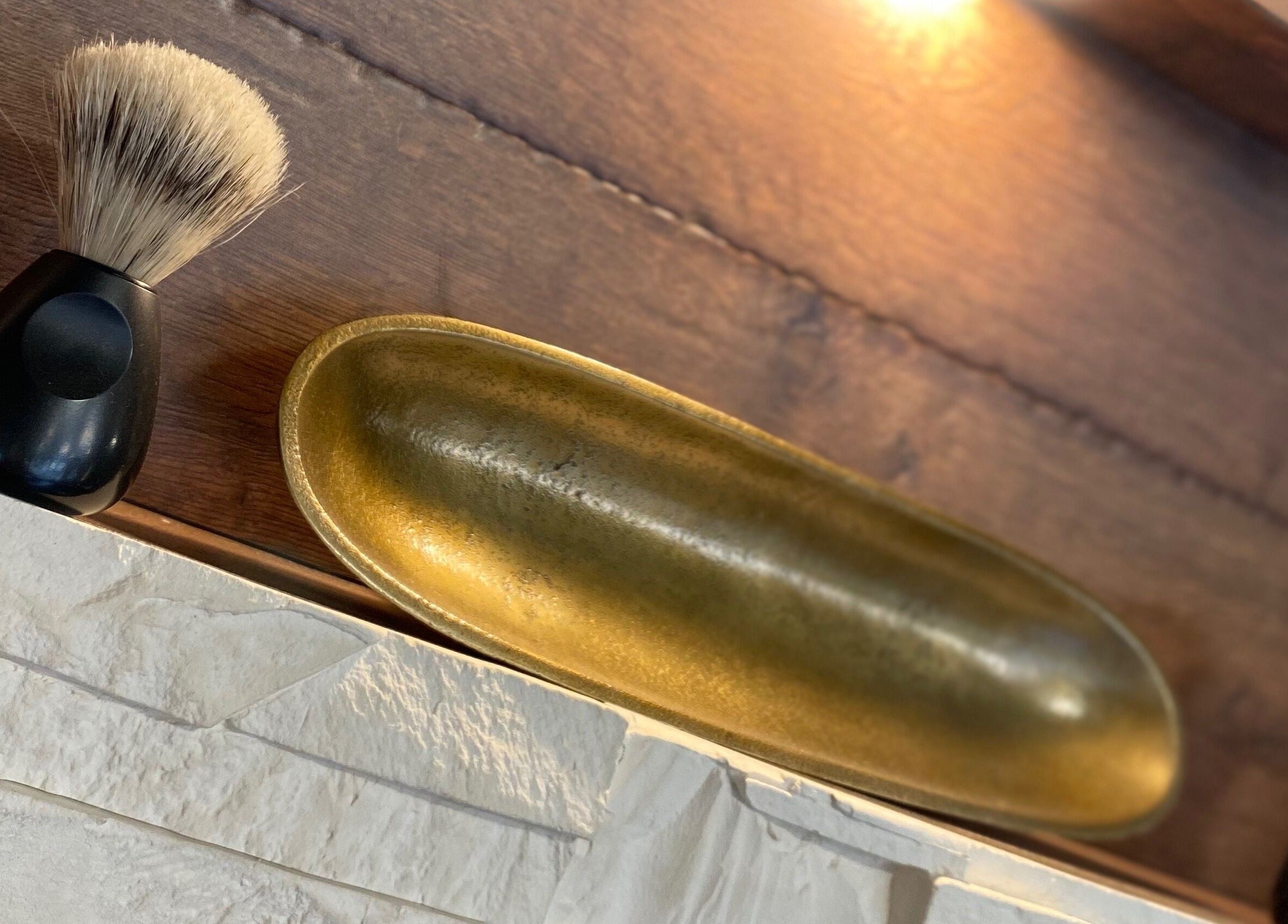 Elegantes Interieur bei Shiraz Barber, Bern, CH mit Rasierpinsel und luxuriöser goldener Schale.