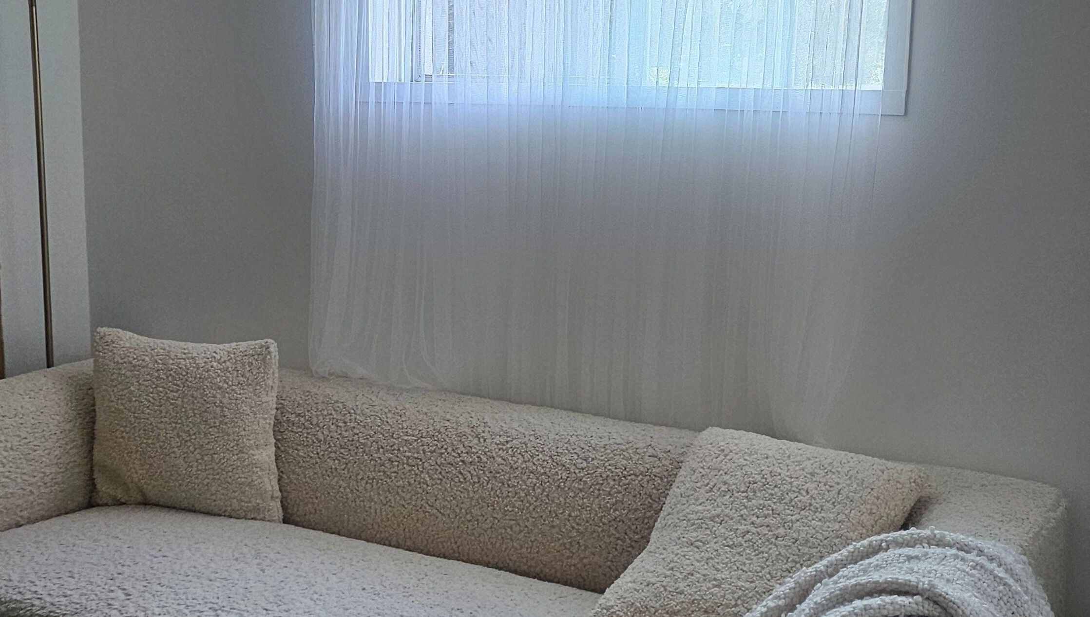 Canapé blanc accueillant chez Loue Kandi à Saint-jean-sur-richelieu, Québec, CA.