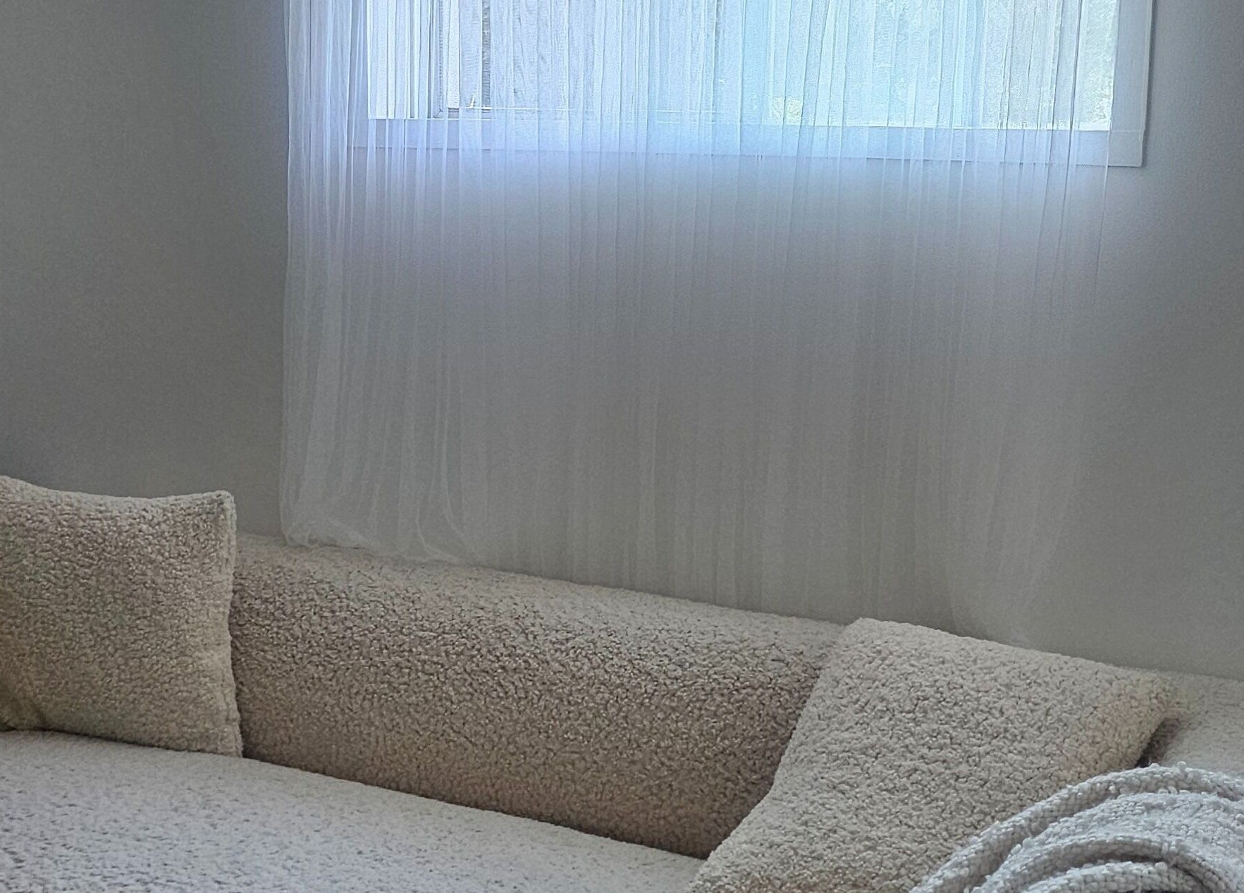 Canapé blanc accueillant chez Loue Kandi à Saint-jean-sur-richelieu, Québec, CA.