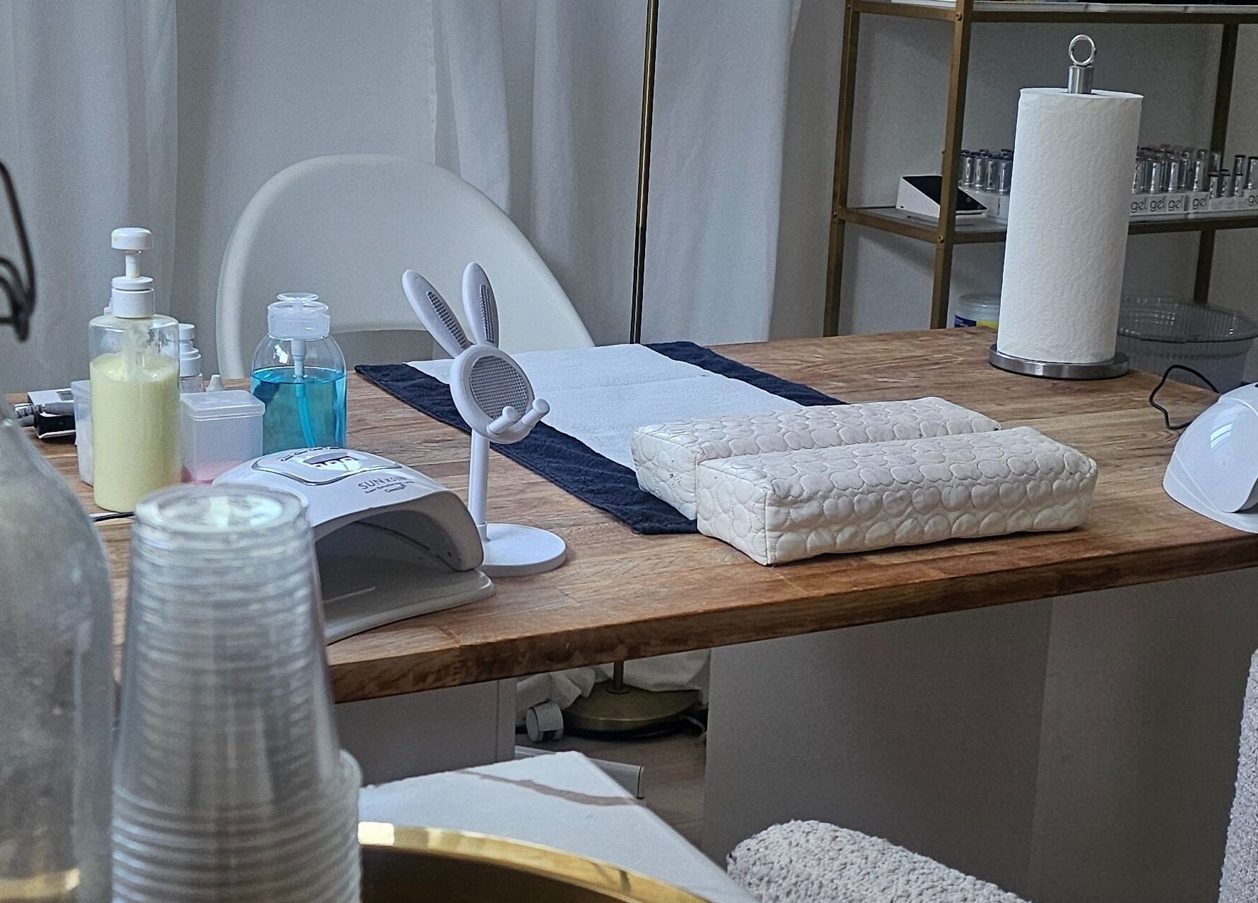 Espace de manucure chez Loue Kandi, Saint-jean-sur-richelieu, Québec, CA, avec outils et produits de soins.