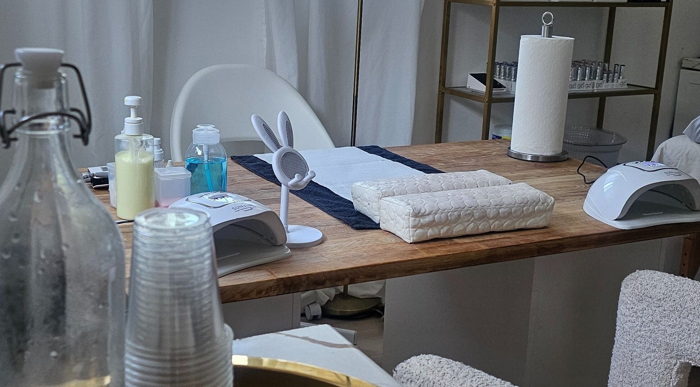 Espace de manucure chez Loue Kandi, Saint-jean-sur-richelieu, Québec, CA, avec outils et produits de soins.