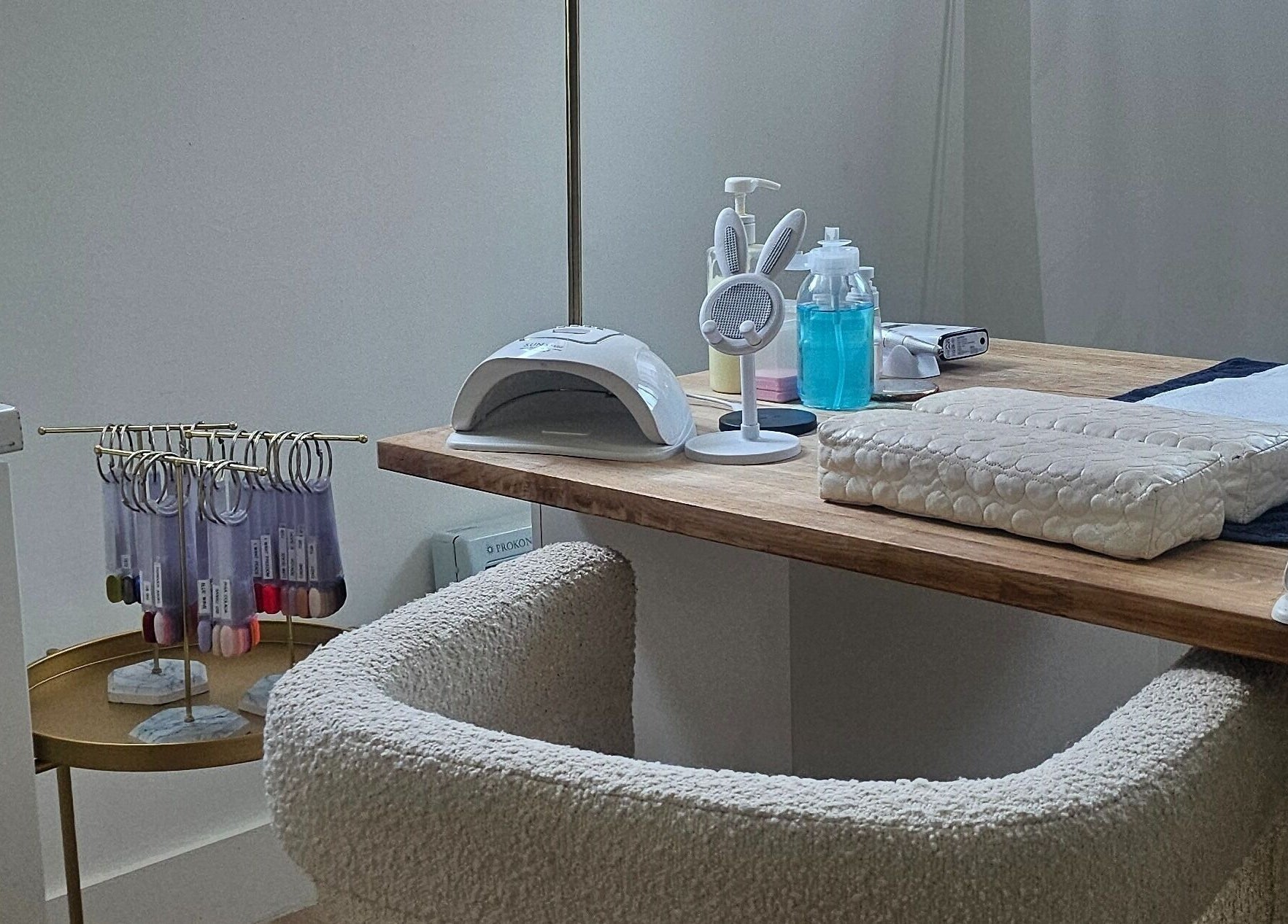 Espace de soin d'ongles à Loue Kandi, Saint-jean-sur-richelieu, Québec, CA avec outils modernes et confortable siège.